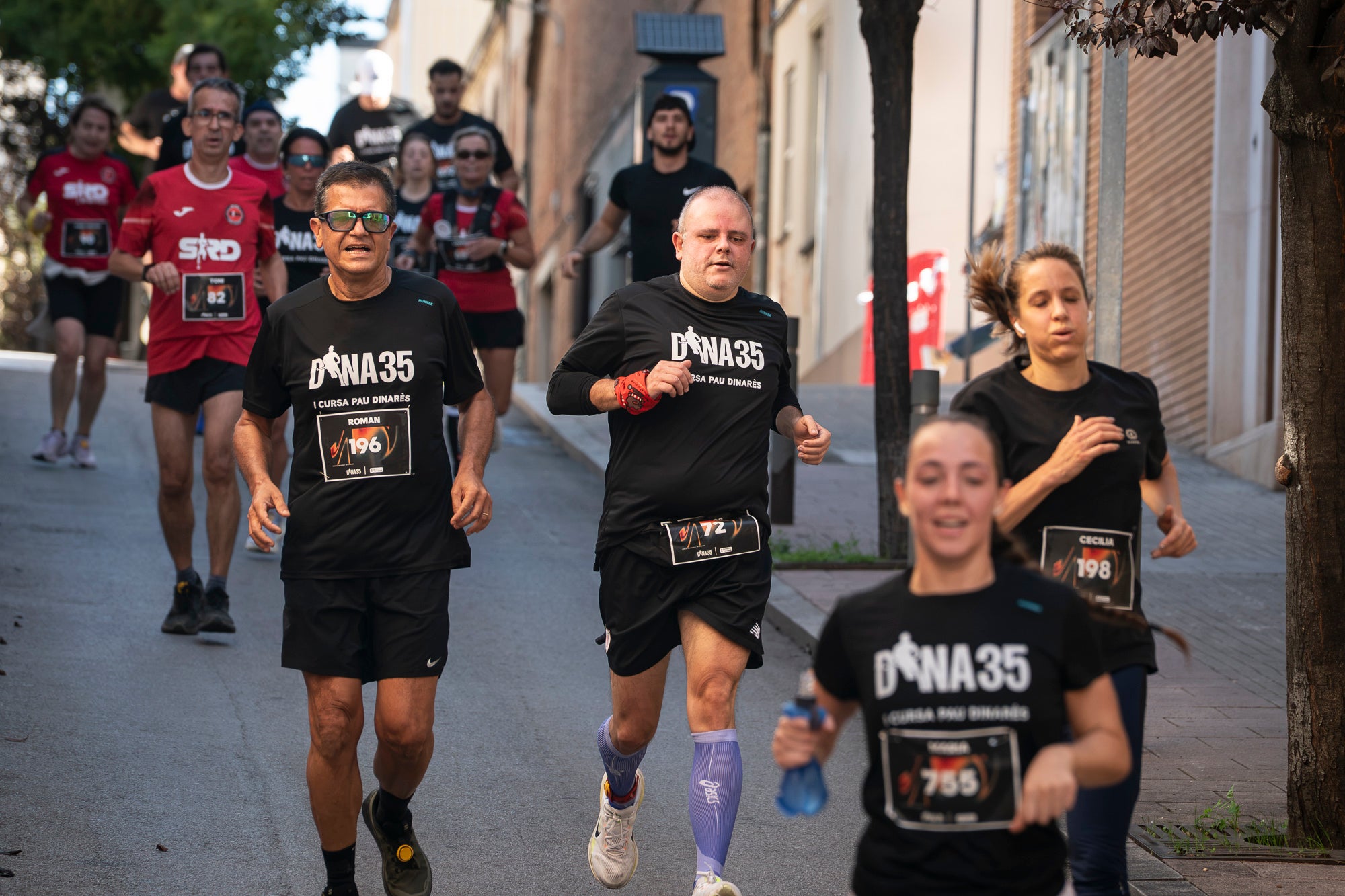 Segurament els guanyadors eren el de menys, però aquests vencedors i els seus temps li donen més relleu a la I Cursa Solidària Pau Dinarès disputada aquest diumenge a Terrassa per recaptar fons en la investigació de l'osteosarcoma. En categoria masculina, ha estat la jove promesa terrassenca Àlex Pintado qui ha travessat primer la meta del recorregut de 10 quilòmetres urbans amb 30 minuts i 52 segons, mentre que en categoria femenina ha estat primera la veterana egarenca Sandra Asín, amb 37 minuts i 32 segons. L'arribada i sortida es feia al parc dels Catalans i el moment més simbòlic era el pas per davant del carrer de Suris, on viu la família de Pau Dinarès, jove atleta d'hoquei sobre herba de l'Egara que va morir el novembre passat als 22 anys d'aquest càncer i en memòria de qual l'associació Dina35 ha creat aquesta prova | Mireia Comas