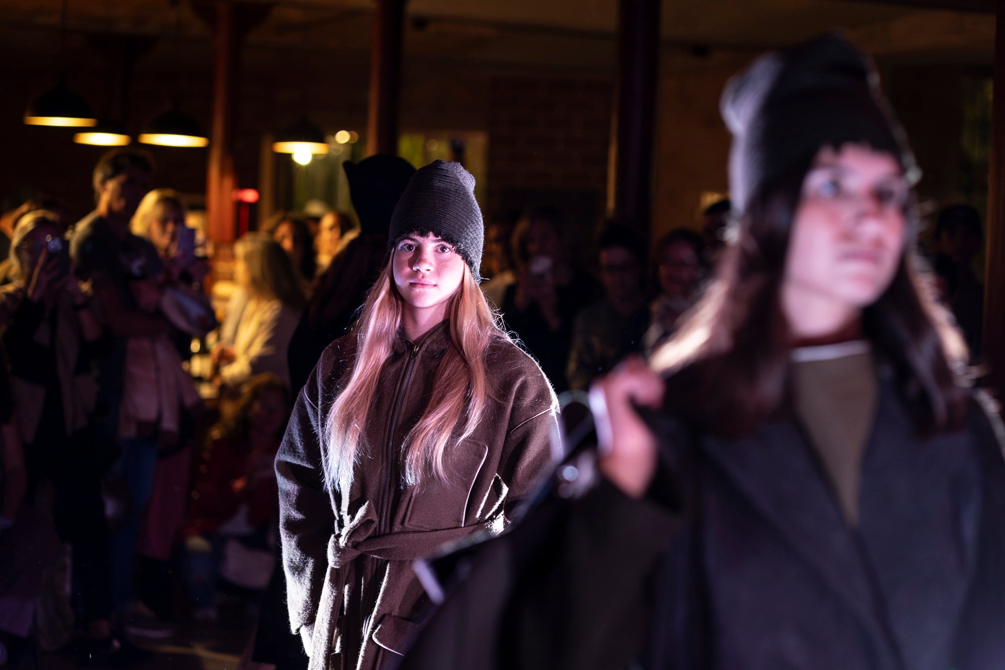 Txell Miras, dissenyadora de referència de la 080 Barcelona Fashion, ha presentat al Vapor de Prodis, una experiència artística que fusiona moda, patrimoni i audiovisual en un recorregut sensorial únic. Ha estat una de les activitats estrelles d’aquesta edició del MOARÉ 2026. I com a cloenda del dissabte, sessió de Vespreig amb el DJ Amable, eferent de l’escena indie i electrònica.