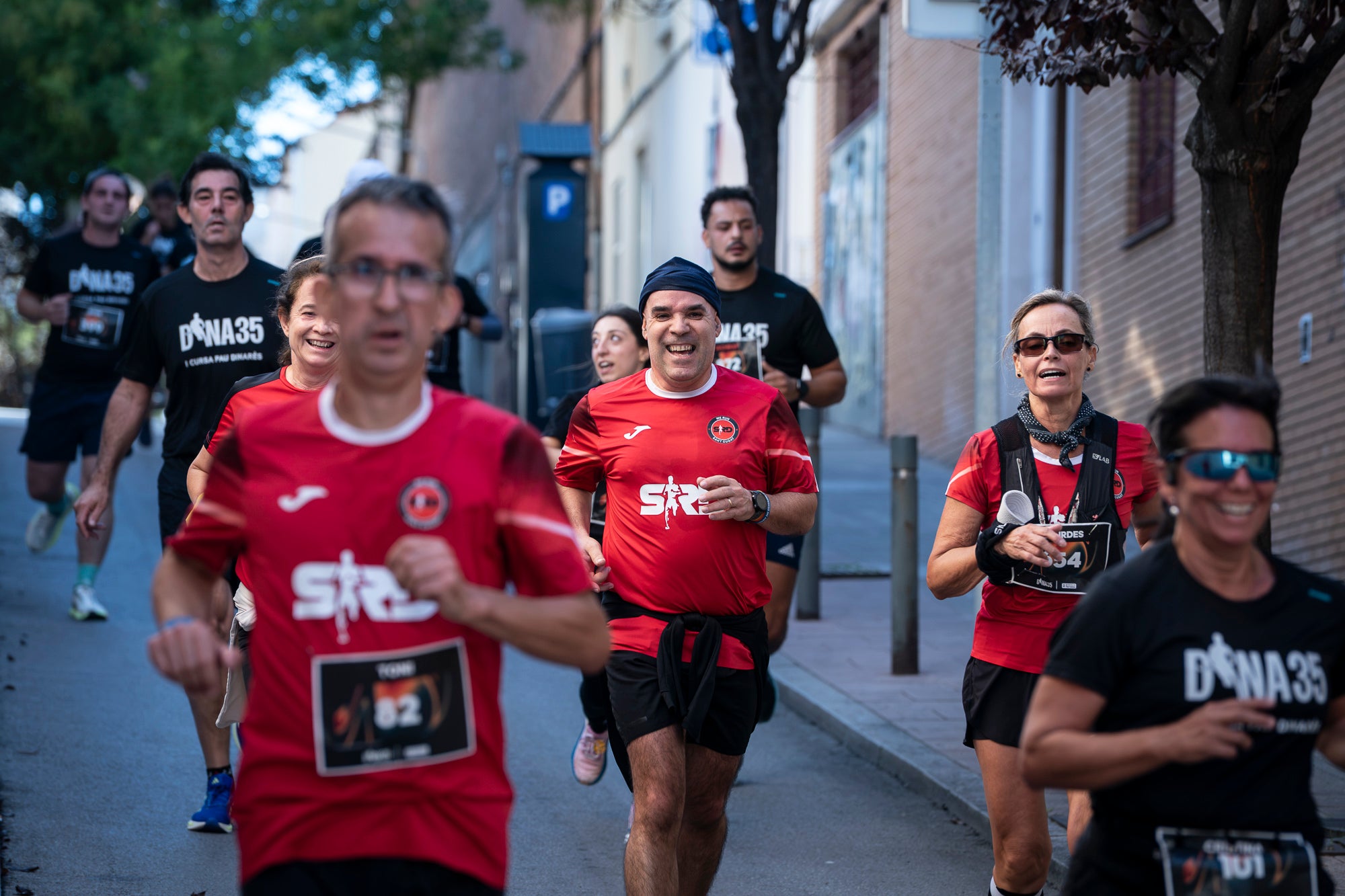 Segurament els guanyadors eren el de menys, però aquests vencedors i els seus temps li donen més relleu a la I Cursa Solidària Pau Dinarès disputada aquest diumenge a Terrassa per recaptar fons en la investigació de l'osteosarcoma. En categoria masculina, ha estat la jove promesa terrassenca Àlex Pintado qui ha travessat primer la meta del recorregut de 10 quilòmetres urbans amb 30 minuts i 52 segons, mentre que en categoria femenina ha estat primera la veterana egarenca Sandra Asín, amb 37 minuts i 32 segons. L'arribada i sortida es feia al parc dels Catalans i el moment més simbòlic era el pas per davant del carrer de Suris, on viu la família de Pau Dinarès, jove atleta d'hoquei sobre herba de l'Egara que va morir el novembre passat als 22 anys d'aquest càncer i en memòria de qual l'associació Dina35 ha creat aquesta prova | Mireia Comas