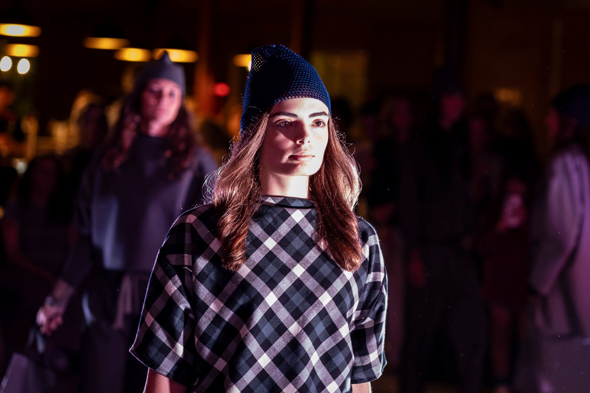 Txell Miras, dissenyadora de referència de la 080 Barcelona Fashion, ha presentat al Vapor de Prodis, una experiència artística que fusiona moda, patrimoni i audiovisual en un recorregut sensorial únic. Ha estat una de les activitats estrelles d’aquesta edició del MOARÉ 2026. I com a cloenda del dissabte, sessió de Vespreig amb el DJ Amable, eferent de l’escena indie i electrònica.