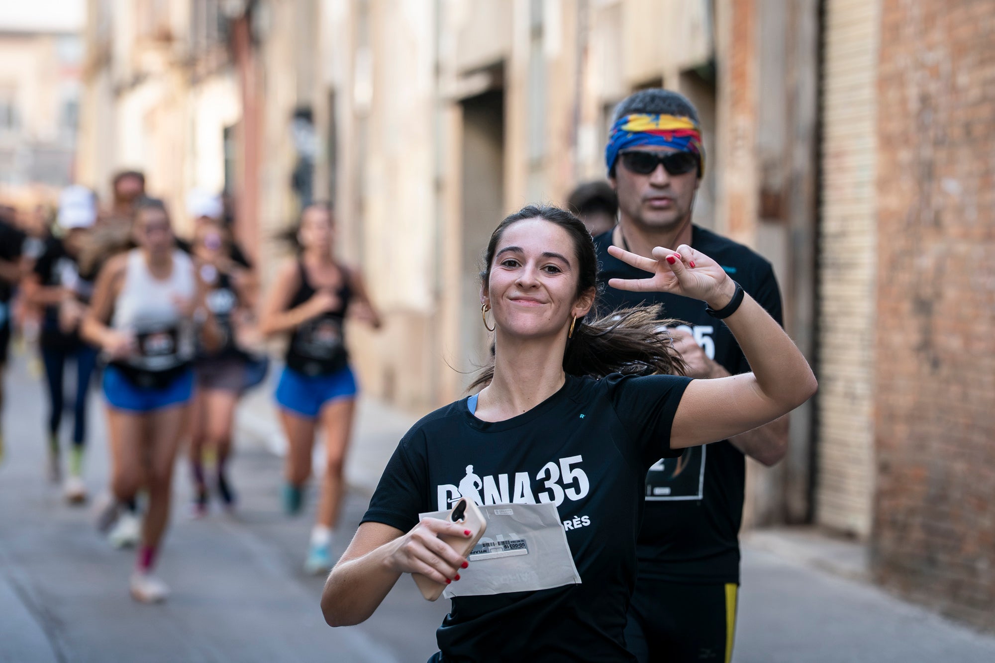 Segurament els guanyadors eren el de menys, però aquests vencedors i els seus temps li donen més relleu a la I Cursa Solidària Pau Dinarès disputada aquest diumenge a Terrassa per recaptar fons en la investigació de l'osteosarcoma. En categoria masculina, ha estat la jove promesa terrassenca Àlex Pintado qui ha travessat primer la meta del recorregut de 10 quilòmetres urbans amb 30 minuts i 52 segons, mentre que en categoria femenina ha estat primera la veterana egarenca Sandra Asín, amb 37 minuts i 32 segons. L'arribada i sortida es feia al parc dels Catalans i el moment més simbòlic era el pas per davant del carrer de Suris, on viu la família de Pau Dinarès, jove atleta d'hoquei sobre herba de l'Egara que va morir el novembre passat als 22 anys d'aquest càncer i en memòria de qual l'associació Dina35 ha creat aquesta prova | Mireia Comas