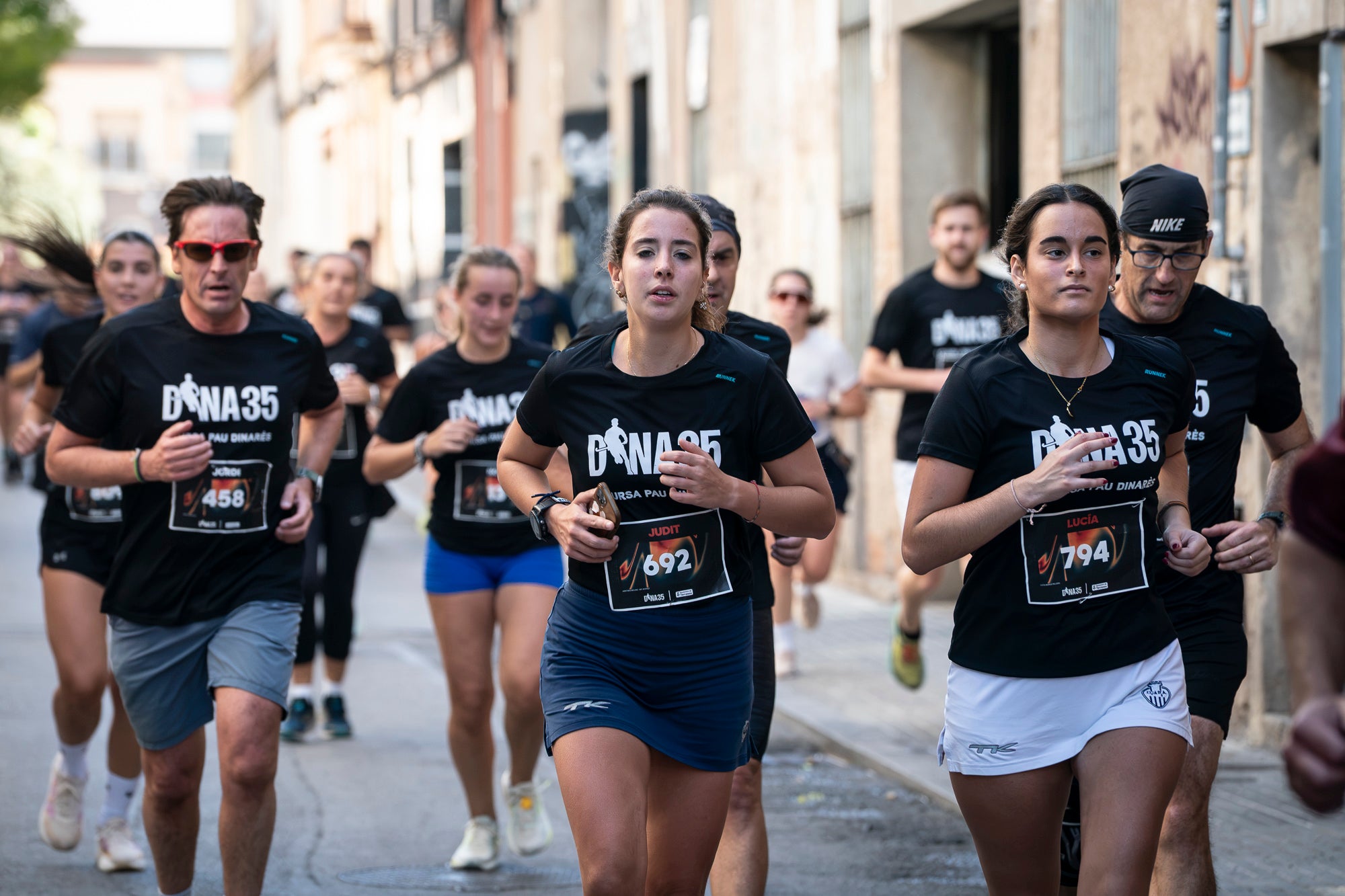 Segurament els guanyadors eren el de menys, però aquests vencedors i els seus temps li donen més relleu a la I Cursa Solidària Pau Dinarès disputada aquest diumenge a Terrassa per recaptar fons en la investigació de l'osteosarcoma. En categoria masculina, ha estat la jove promesa terrassenca Àlex Pintado qui ha travessat primer la meta del recorregut de 10 quilòmetres urbans amb 30 minuts i 52 segons, mentre que en categoria femenina ha estat primera la veterana egarenca Sandra Asín, amb 37 minuts i 32 segons. L'arribada i sortida es feia al parc dels Catalans i el moment més simbòlic era el pas per davant del carrer de Suris, on viu la família de Pau Dinarès, jove atleta d'hoquei sobre herba de l'Egara que va morir el novembre passat als 22 anys d'aquest càncer i en memòria de qual l'associació Dina35 ha creat aquesta prova | Mireia Comas