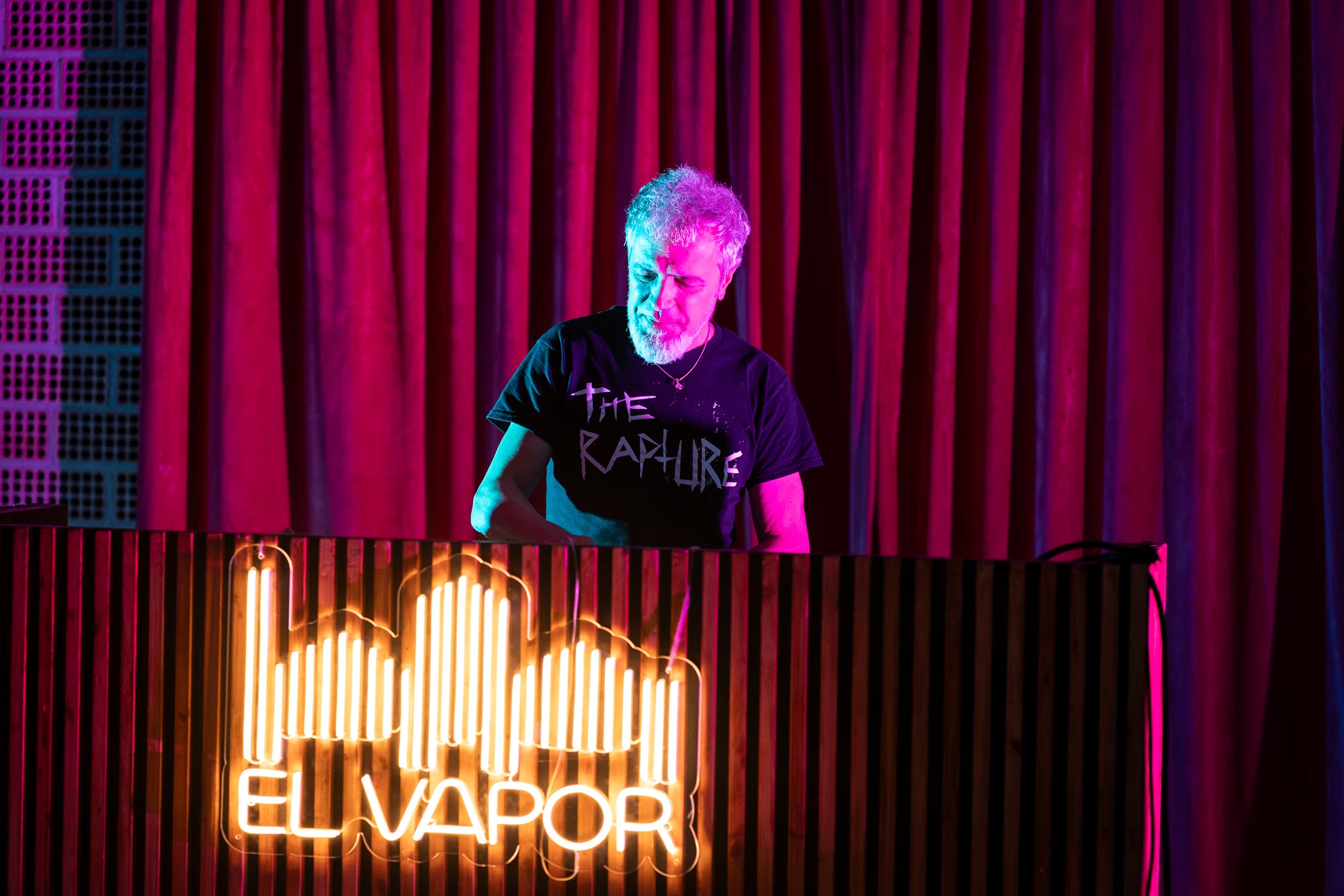Txell Miras, dissenyadora de referència de la 080 Barcelona Fashion, ha presentat al Vapor de Prodis, una experiència artística que fusiona moda, patrimoni i audiovisual en un recorregut sensorial únic. Ha estat una de les activitats estrelles d’aquesta edició del MOARÉ 2026. I com a cloenda del dissabte, sessió de Vespreig amb el DJ Amable, eferent de l’escena indie i electrònica.