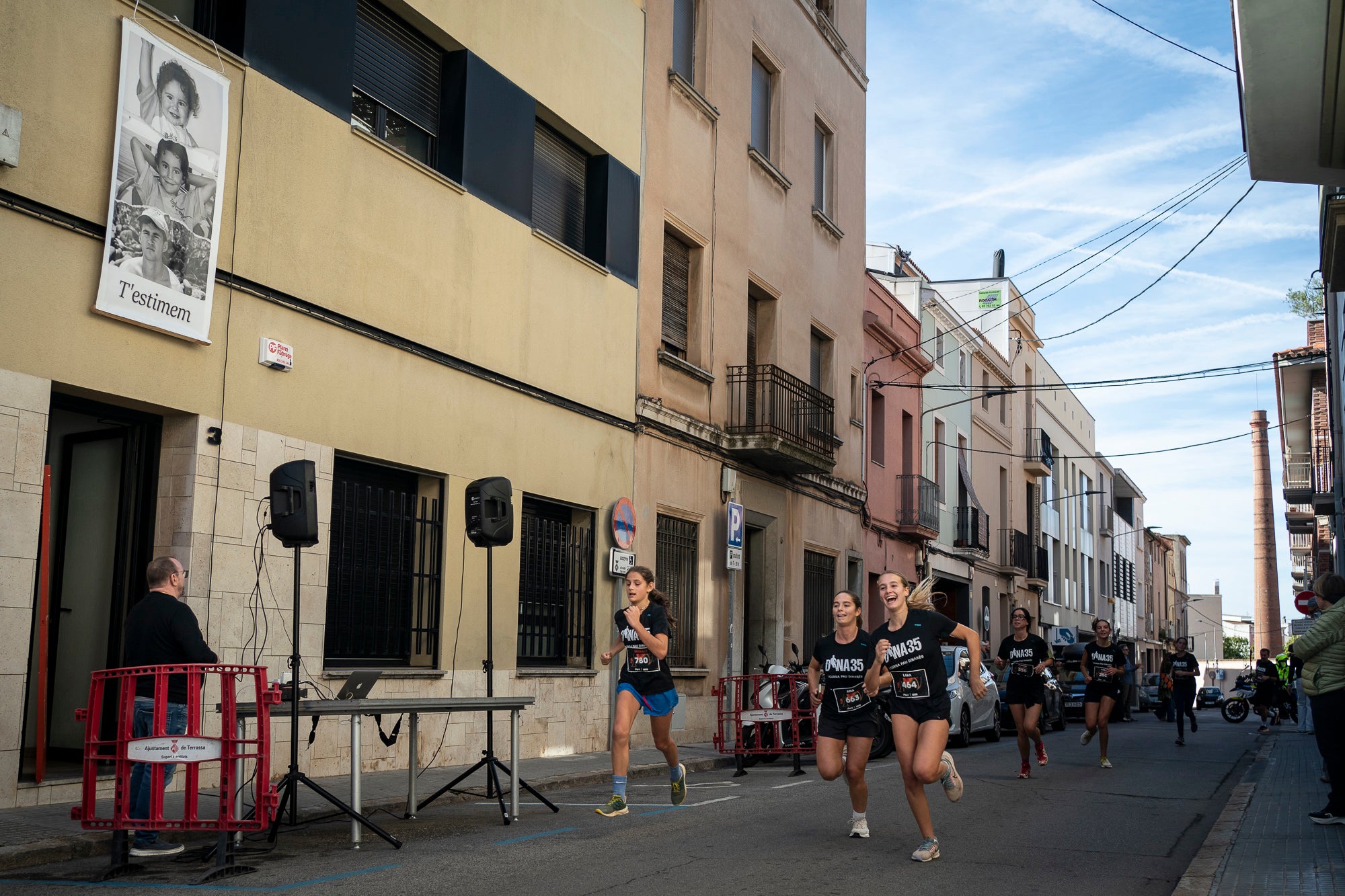 Segurament els guanyadors eren el de menys, però aquests vencedors i els seus temps li donen més relleu a la I Cursa Solidària Pau Dinarès disputada aquest diumenge a Terrassa per recaptar fons en la investigació de l'osteosarcoma. En categoria masculina, ha estat la jove promesa terrassenca Àlex Pintado qui ha travessat primer la meta del recorregut de 10 quilòmetres urbans amb 30 minuts i 52 segons, mentre que en categoria femenina ha estat primera la veterana egarenca Sandra Asín, amb 37 minuts i 32 segons. L'arribada i sortida es feia al parc dels Catalans i el moment més simbòlic era el pas per davant del carrer de Suris, on viu la família de Pau Dinarès, jove atleta d'hoquei sobre herba de l'Egara que va morir el novembre passat als 22 anys d'aquest càncer i en memòria de qual l'associació Dina35 ha creat aquesta prova | Mireia Comas