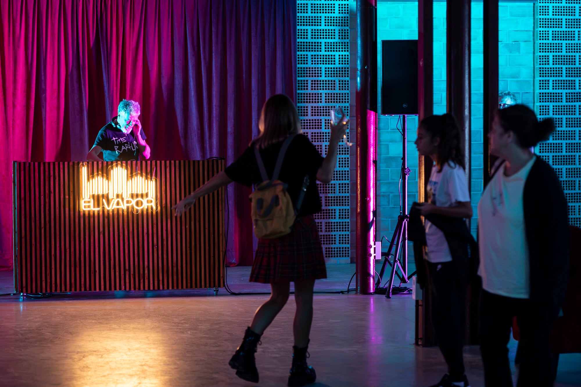 Txell Miras, dissenyadora de referència de la 080 Barcelona Fashion, ha presentat al Vapor de Prodis, una experiència artística que fusiona moda, patrimoni i audiovisual en un recorregut sensorial únic. Ha estat una de les activitats estrelles d’aquesta edició del MOARÉ 2026. I com a cloenda del dissabte, sessió de Vespreig amb el DJ Amable, eferent de l’escena indie i electrònica.