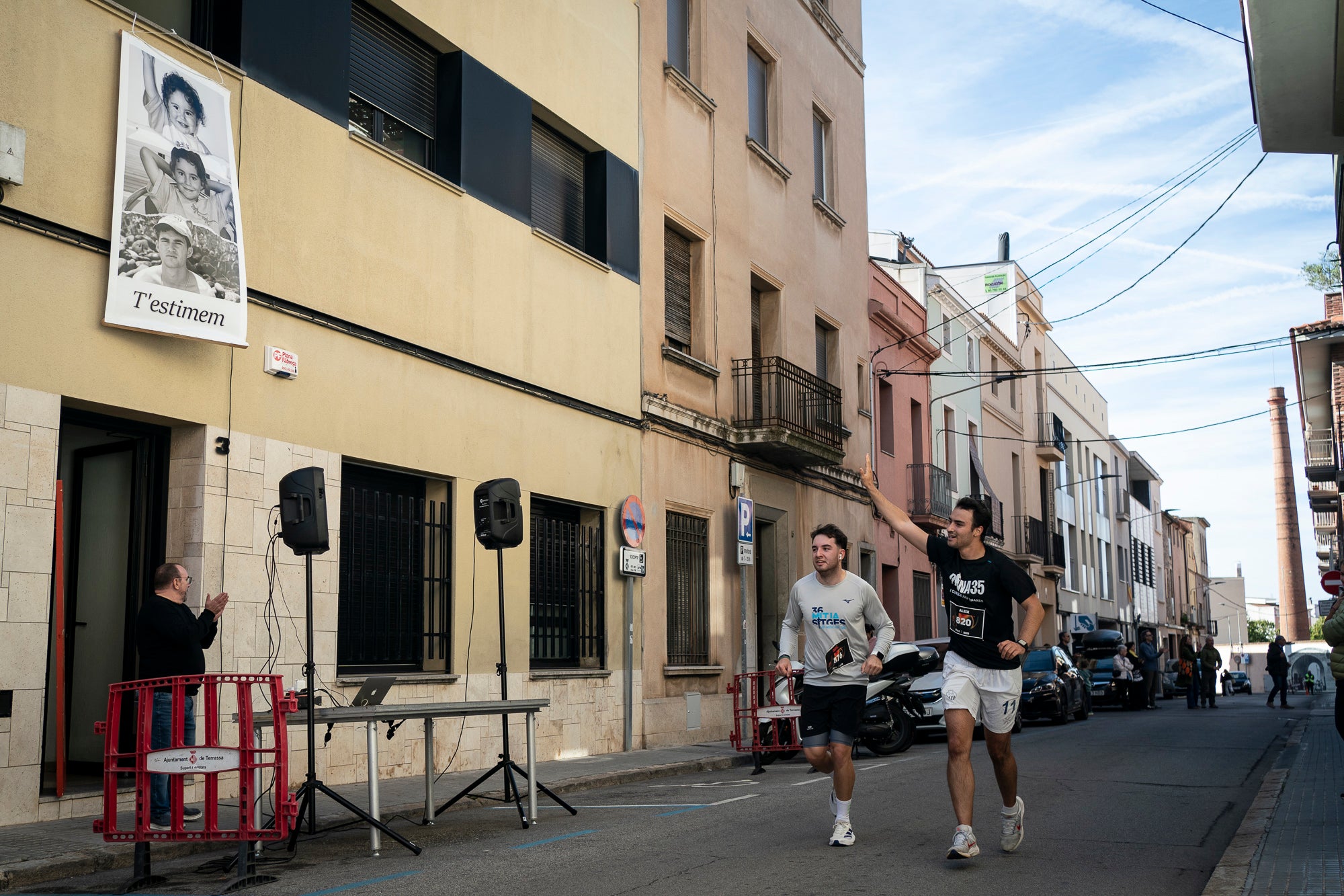 Segurament els guanyadors eren el de menys, però aquests vencedors i els seus temps li donen més relleu a la I Cursa Solidària Pau Dinarès disputada aquest diumenge a Terrassa per recaptar fons en la investigació de l'osteosarcoma. En categoria masculina, ha estat la jove promesa terrassenca Àlex Pintado qui ha travessat primer la meta del recorregut de 10 quilòmetres urbans amb 30 minuts i 52 segons, mentre que en categoria femenina ha estat primera la veterana egarenca Sandra Asín, amb 37 minuts i 32 segons. L'arribada i sortida es feia al parc dels Catalans i el moment més simbòlic era el pas per davant del carrer de Suris, on viu la família de Pau Dinarès, jove atleta d'hoquei sobre herba de l'Egara que va morir el novembre passat als 22 anys d'aquest càncer i en memòria de qual l'associació Dina35 ha creat aquesta prova | Mireia Comas
