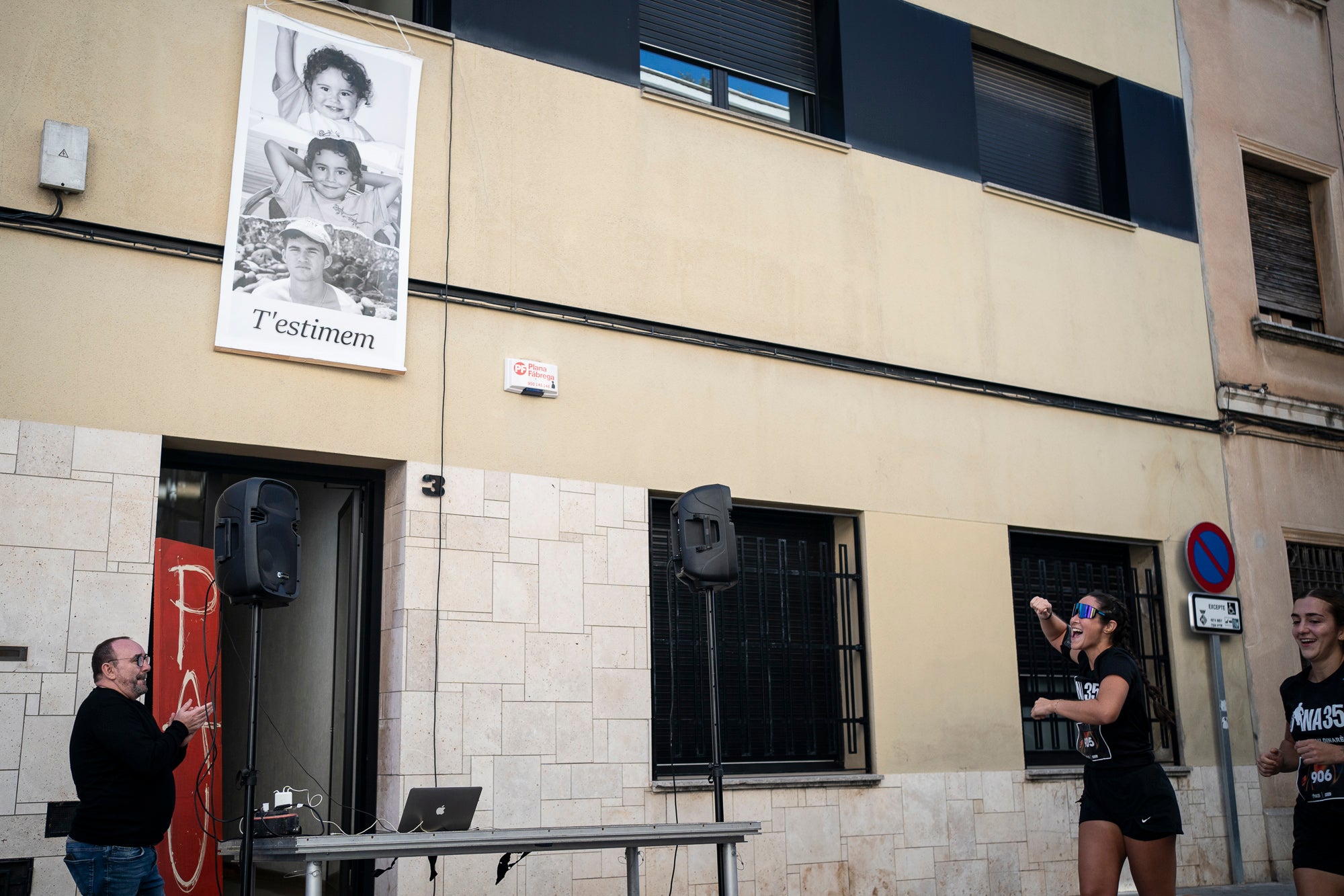 Segurament els guanyadors eren el de menys, però aquests vencedors i els seus temps li donen més relleu a la I Cursa Solidària Pau Dinarès disputada aquest diumenge a Terrassa per recaptar fons en la investigació de l'osteosarcoma. En categoria masculina, ha estat la jove promesa terrassenca Àlex Pintado qui ha travessat primer la meta del recorregut de 10 quilòmetres urbans amb 30 minuts i 52 segons, mentre que en categoria femenina ha estat primera la veterana egarenca Sandra Asín, amb 37 minuts i 32 segons. L'arribada i sortida es feia al parc dels Catalans i el moment més simbòlic era el pas per davant del carrer de Suris, on viu la família de Pau Dinarès, jove atleta d'hoquei sobre herba de l'Egara que va morir el novembre passat als 22 anys d'aquest càncer i en memòria de qual l'associació Dina35 ha creat aquesta prova | Mireia Comas