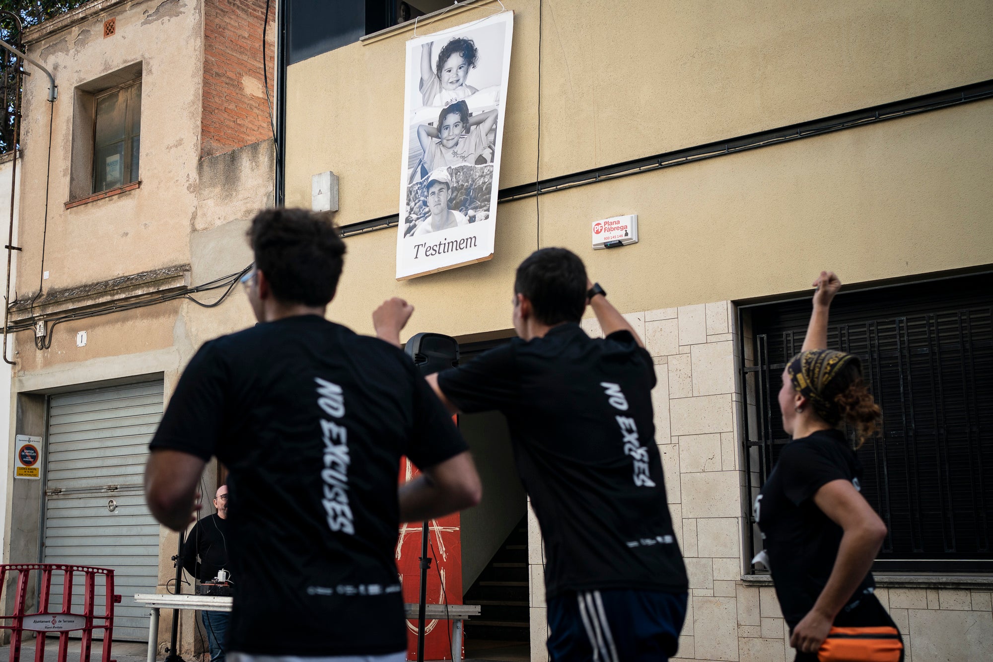 Segurament els guanyadors eren el de menys, però aquests vencedors i els seus temps li donen més relleu a la I Cursa Solidària Pau Dinarès disputada aquest diumenge a Terrassa per recaptar fons en la investigació de l'osteosarcoma. En categoria masculina, ha estat la jove promesa terrassenca Àlex Pintado qui ha travessat primer la meta del recorregut de 10 quilòmetres urbans amb 30 minuts i 52 segons, mentre que en categoria femenina ha estat primera la veterana egarenca Sandra Asín, amb 37 minuts i 32 segons. L'arribada i sortida es feia al parc dels Catalans i el moment més simbòlic era el pas per davant del carrer de Suris, on viu la família de Pau Dinarès, jove atleta d'hoquei sobre herba de l'Egara que va morir el novembre passat als 22 anys d'aquest càncer i en memòria de qual l'associació Dina35 ha creat aquesta prova | Mireia Comas