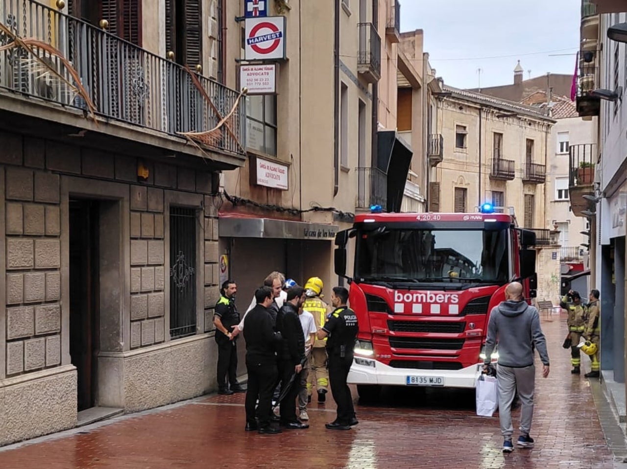 Intervenció dels cossos d'emergència en un petit incendi al carrer de l'Església | F.T.