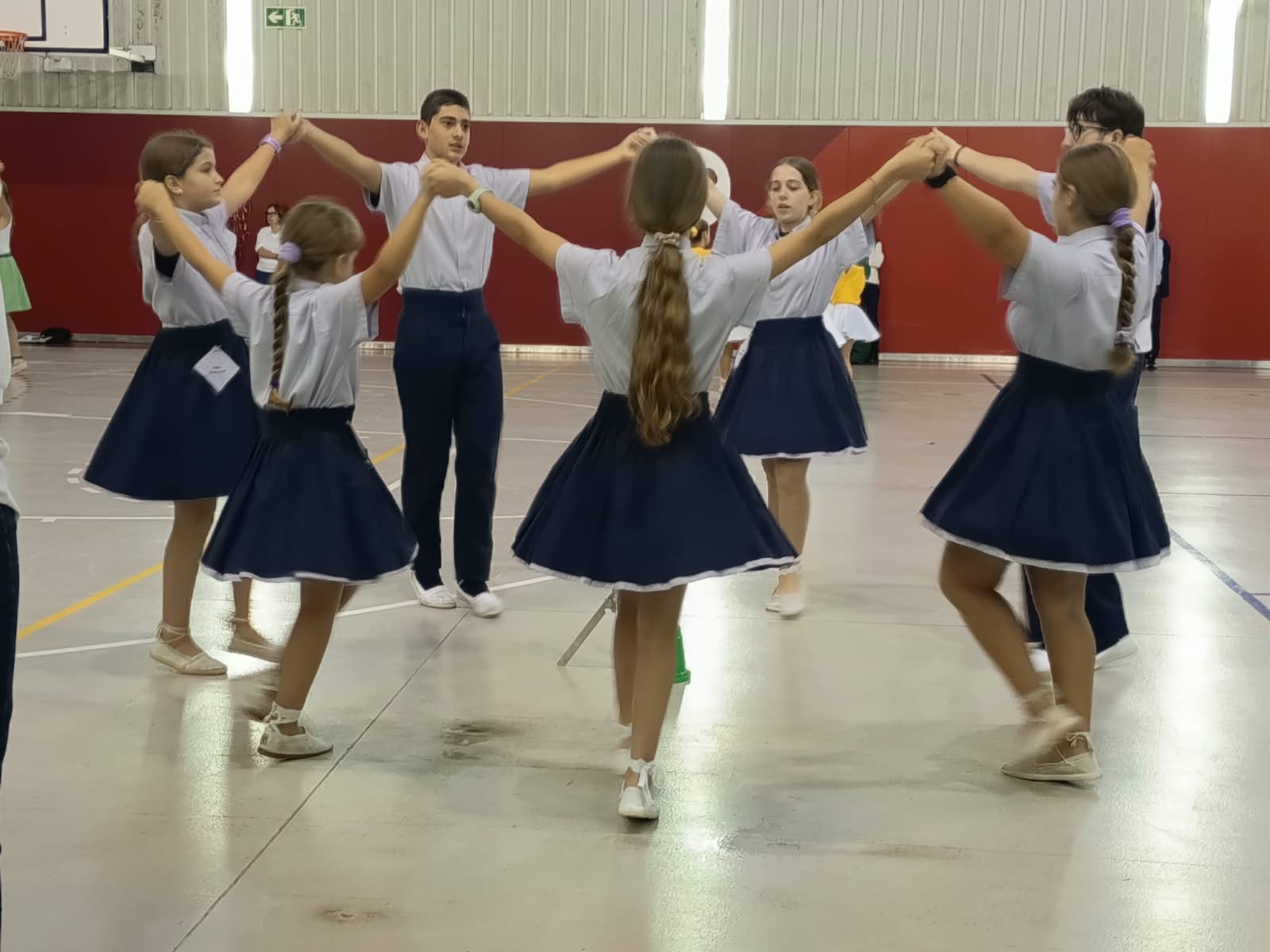 Diumenge va tenir lloc el 78è concurs Nacional de Colles Sardanistes, organitzat per Amunt i Crits, i vàlid pel campionat de Catalunya. Va ser la final del Campionat de Catalunya de colles veteranes i també va tenir lloc el Campionat territorial de les Comarques Barcelonines en les diferents categories de Veterans, Juvenils, Infantils i Alevins. La pluja va obligar traslladar el concurs a l’Escola Vedruna. Els guanyadors van ser: Sabadell de Sabadell (concurs Catalunya veterà); i en el territorial, Trapelles de Sabadell (aleví),Petits Amunt i Crits de Terrassa (infantil), Cabirols de Sabadell (juvenil) i Sabadell (veterà). Pel que fa al 53è Concurs Individual de Sardanes Revesses a l’Auditori de Terrassa, es va comptar amb la Cobla Jovenívola de Sabadell. I es va estrenar la peça “Tota una vida”, dedicada a Nuri Escudé, del compositor Marc Timón i Barceló, amb motiu dels 50 anys de ball de competició ininterrompudament de la terrassenca. Els guanyadors del concurs individual van ser: Iris Terés de Terrassa (infantil), Ivet Atsarà de Terrassa (juvenil), Jaume Roca de Badalona (gran) i Jordi Prats de Barcelona (veterà)