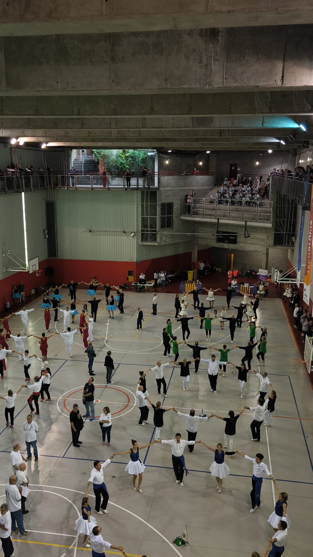 Diumenge va tenir lloc el 78è concurs Nacional de Colles Sardanistes, organitzat per Amunt i Crits, i vàlid pel campionat de Catalunya. Va ser la final del Campionat de Catalunya de colles veteranes i també va tenir lloc el Campionat territorial de les Comarques Barcelonines en les diferents categories de Veterans, Juvenils, Infantils i Alevins. La pluja va obligar traslladar el concurs a l’Escola Vedruna. Els guanyadors van ser: Sabadell de Sabadell (concurs Catalunya veterà); i en el territorial, Trapelles de Sabadell (aleví),Petits Amunt i Crits de Terrassa (infantil), Cabirols de Sabadell (juvenil) i Sabadell (veterà). Pel que fa al 53è Concurs Individual de Sardanes Revesses a l’Auditori de Terrassa, es va comptar amb la Cobla Jovenívola de Sabadell. I es va estrenar la peça “Tota una vida”, dedicada a Nuri Escudé, del compositor Marc Timón i Barceló, amb motiu dels 50 anys de ball de competició ininterrompudament de la terrassenca. Els guanyadors del concurs individual van ser: Iris Terés de Terrassa (infantil), Ivet Atsarà de Terrassa (juvenil), Jaume Roca de Badalona (gran) i Jordi Prats de Barcelona (veterà)
