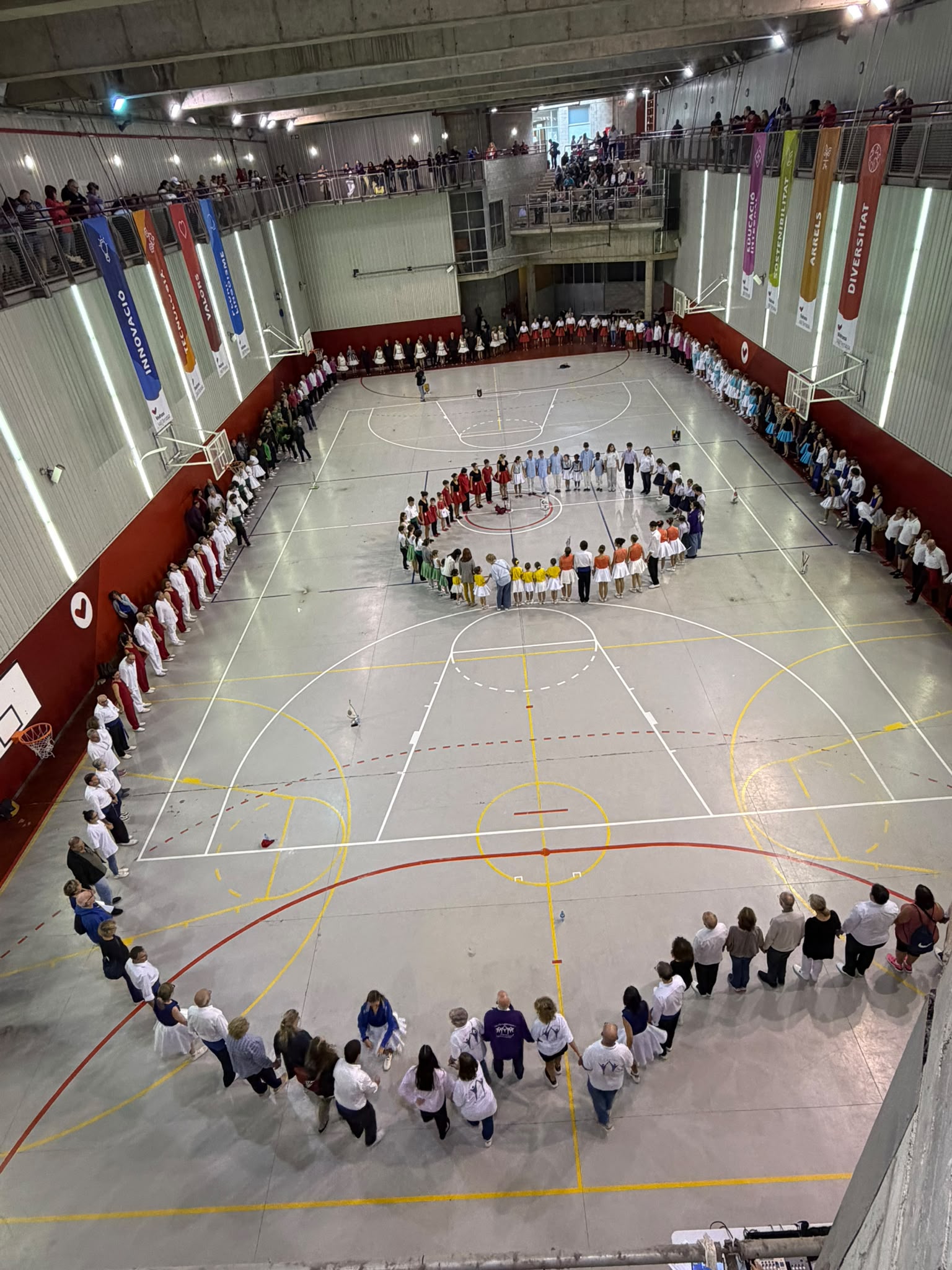 Diumenge va tenir lloc el 78è concurs Nacional de Colles Sardanistes, organitzat per Amunt i Crits, i vàlid pel campionat de Catalunya. Va ser la final del Campionat de Catalunya de colles veteranes i també va tenir lloc el Campionat territorial de les Comarques Barcelonines en les diferents categories de Veterans, Juvenils, Infantils i Alevins. La pluja va obligar traslladar el concurs a l’Escola Vedruna. Els guanyadors van ser: Sabadell de Sabadell (concurs Catalunya veterà); i en el territorial, Trapelles de Sabadell (aleví),Petits Amunt i Crits de Terrassa (infantil), Cabirols de Sabadell (juvenil) i Sabadell (veterà). Pel que fa al 53è Concurs Individual de Sardanes Revesses a l’Auditori de Terrassa, es va comptar amb la Cobla Jovenívola de Sabadell. I es va estrenar la peça “Tota una vida”, dedicada a Nuri Escudé, del compositor Marc Timón i Barceló, amb motiu dels 50 anys de ball de competició ininterrompudament de la terrassenca. Els guanyadors del concurs individual van ser: Iris Terés de Terrassa (infantil), Ivet Atsarà de Terrassa (juvenil), Jaume Roca de Badalona (gran) i Jordi Prats de Barcelona (veterà)