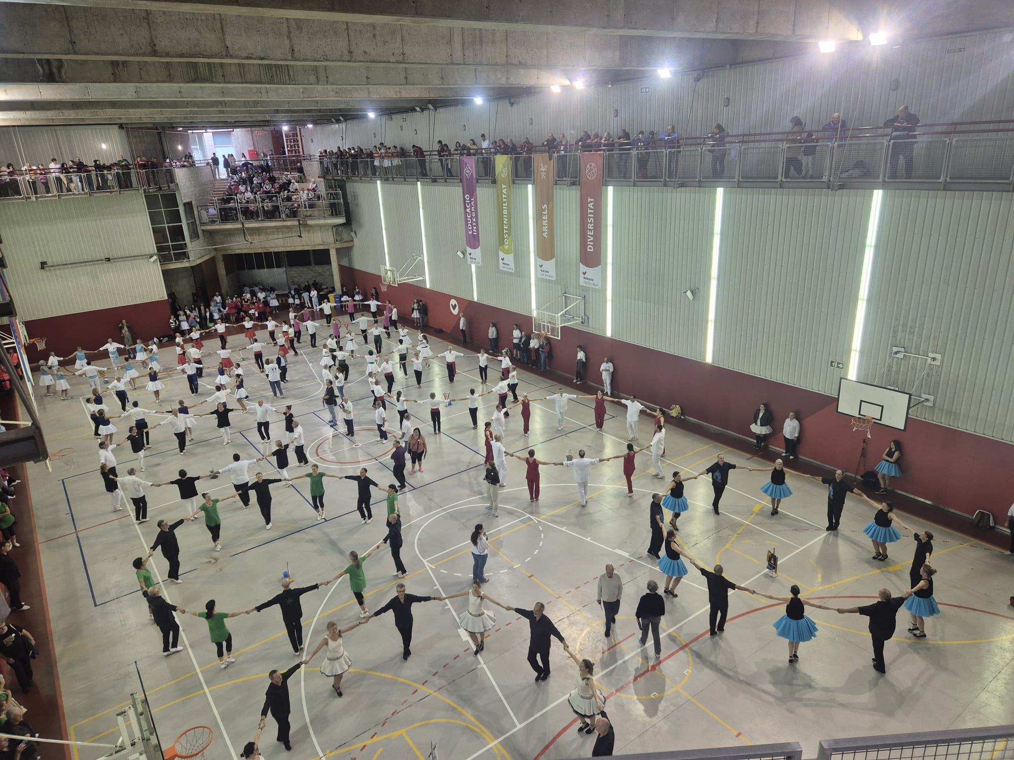Diumenge va tenir lloc el 78è concurs Nacional de Colles Sardanistes, organitzat per Amunt i Crits, i vàlid pel campionat de Catalunya. Va ser la final del Campionat de Catalunya de colles veteranes i també va tenir lloc el Campionat territorial de les Comarques Barcelonines en les diferents categories de Veterans, Juvenils, Infantils i Alevins. La pluja va obligar traslladar el concurs a l’Escola Vedruna. Els guanyadors van ser: Sabadell de Sabadell (concurs Catalunya veterà); i en el territorial, Trapelles de Sabadell (aleví),Petits Amunt i Crits de Terrassa (infantil), Cabirols de Sabadell (juvenil) i Sabadell (veterà). Pel que fa al 53è Concurs Individual de Sardanes Revesses a l’Auditori de Terrassa, es va comptar amb la Cobla Jovenívola de Sabadell. I es va estrenar la peça “Tota una vida”, dedicada a Nuri Escudé, del compositor Marc Timón i Barceló, amb motiu dels 50 anys de ball de competició ininterrompudament de la terrassenca. Els guanyadors del concurs individual van ser: Iris Terés de Terrassa (infantil), Ivet Atsarà de Terrassa (juvenil), Jaume Roca de Badalona (gran) i Jordi Prats de Barcelona (veterà)