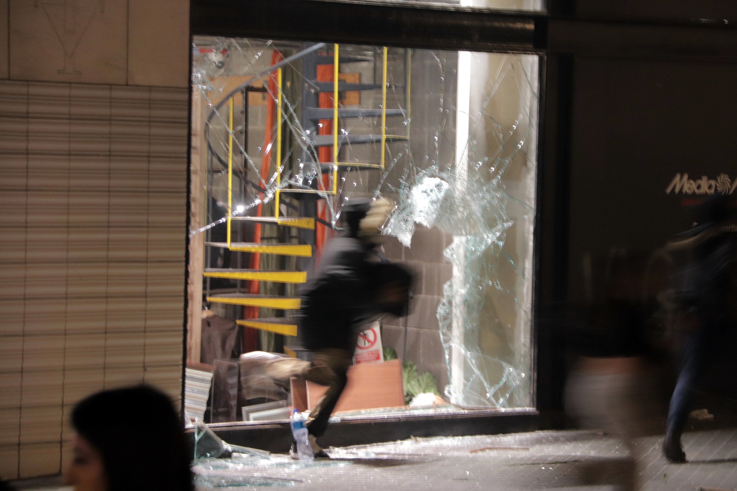 Destrosses en una botiga i pillatge a Barcelona | ACN