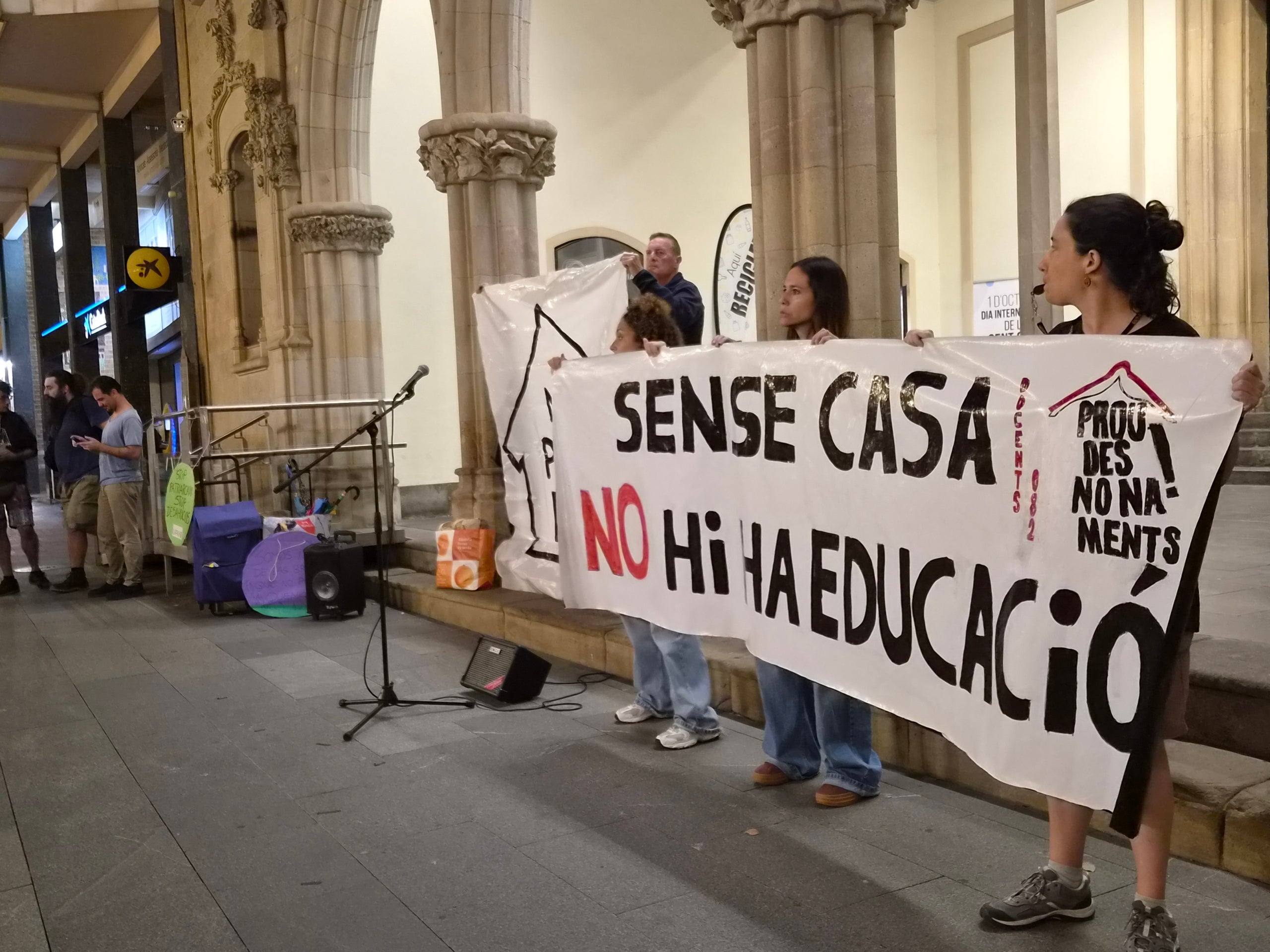 El Raval de Montserrat ha acollit aquest dijous, dia 1 d'octubre, una concentració exigint al govern espanyol que s'aprovi l'anomenat Decret Maricarmen. L'acte de protesta ha estat convocat pel moviment per l'habitatge de Terrassa, format pel Sindicat de Llogateres, l'Assemblea d’Okupes, Somos Barrio, la Plataforma d’Afectades per la Hipoteca i la Plataforma Docents 082. Els convocants han llegit un manifest recordant les xifres de desnonaments i l'emergència habitacional a la ciutat i la seva darrera intervenció en el Ple Municipal exigint valentia al govern per un Pla Local d'Habitatge més ambiciós i incisiu.