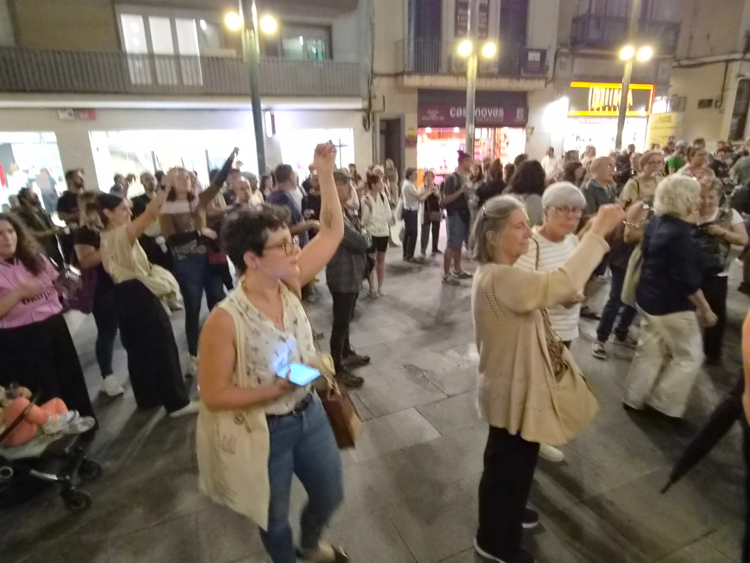 El Raval de Montserrat ha acollit aquest dijous, dia 1 d'octubre, una concentració exigint al govern espanyol que s'aprovi l'anomenat Decret Maricarmen. L'acte de protesta ha estat convocat pel moviment per l'habitatge de Terrassa, format pel Sindicat de Llogateres, l'Assemblea d’Okupes, Somos Barrio, la Plataforma d’Afectades per la Hipoteca i la Plataforma Docents 082. Els convocants han llegit un manifest recordant les xifres de desnonaments i l'emergència habitacional a la ciutat i la seva darrera intervenció en el Ple Municipal exigint valentia al govern per un Pla Local d'Habitatge més ambiciós i incisiu.