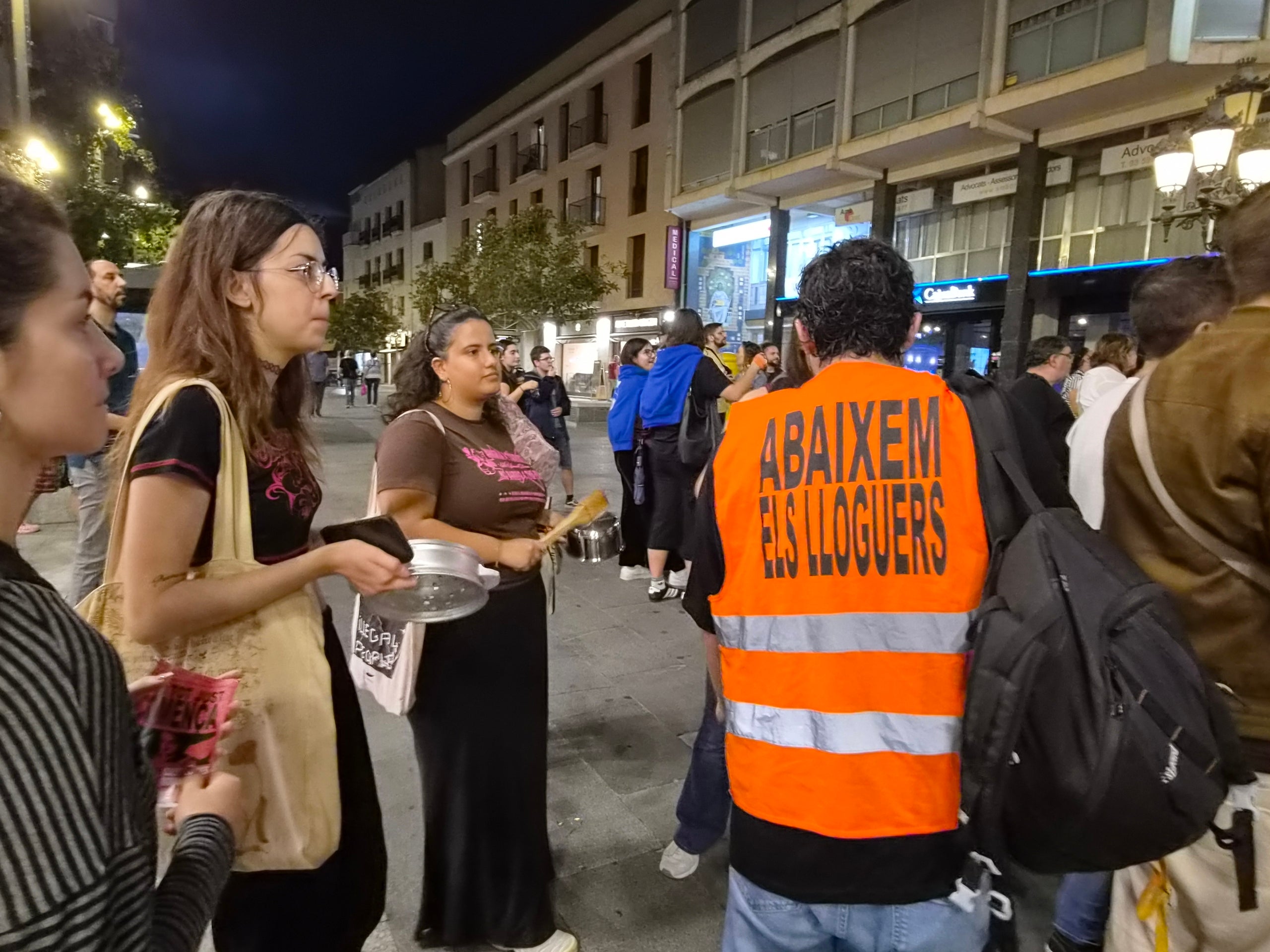 El Raval de Montserrat ha acollit aquest dijous, dia 1 d'octubre, una concentració exigint al govern espanyol que s'aprovi l'anomenat Decret Maricarmen. L'acte de protesta ha estat convocat pel moviment per l'habitatge de Terrassa, format pel Sindicat de Llogateres, l'Assemblea d’Okupes, Somos Barrio, la Plataforma d’Afectades per la Hipoteca i la Plataforma Docents 082. Els convocants han llegit un manifest recordant les xifres de desnonaments i l'emergència habitacional a la ciutat i la seva darrera intervenció en el Ple Municipal exigint valentia al govern per un Pla Local d'Habitatge més ambiciós i incisiu.