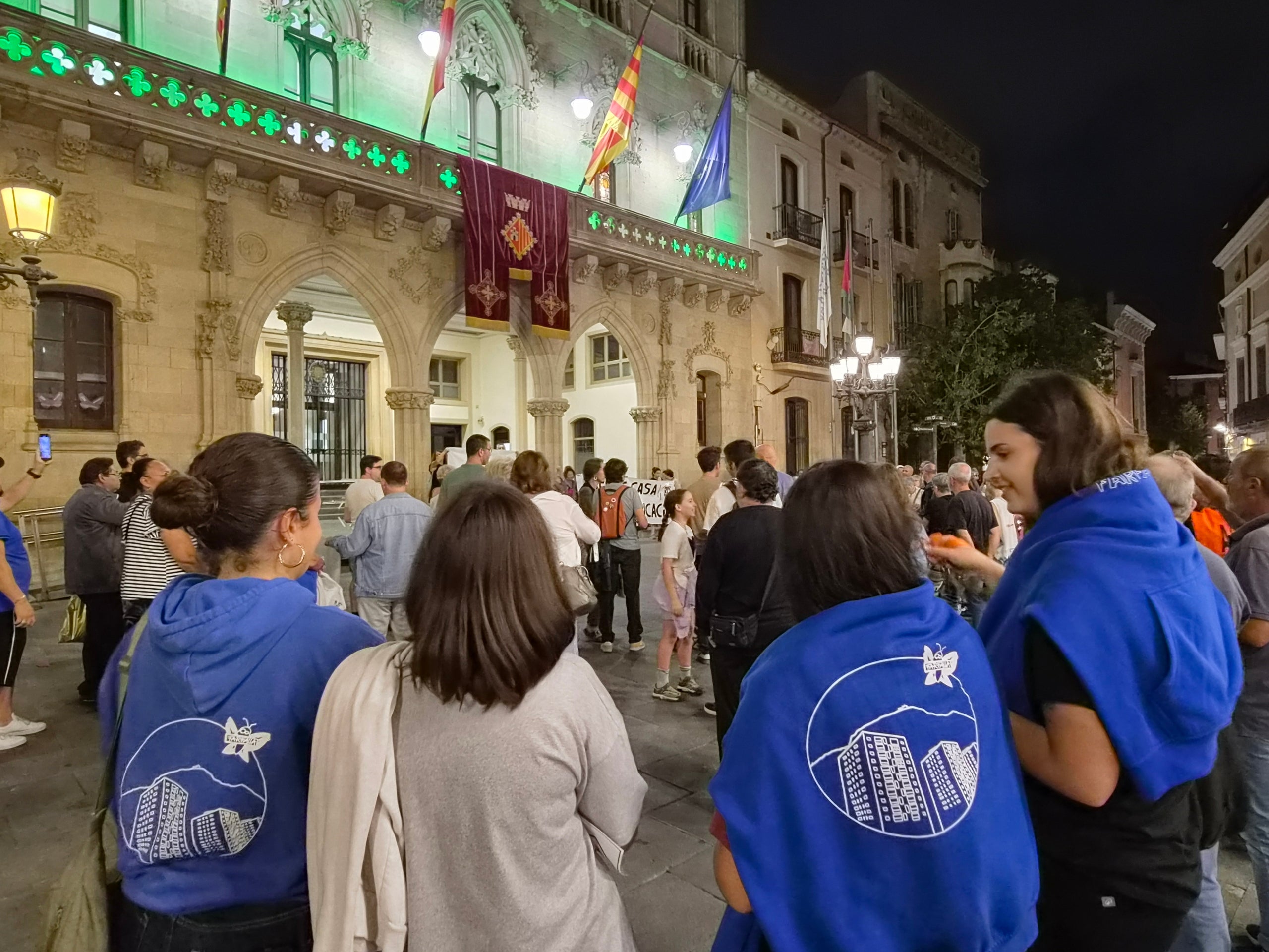 El Raval de Montserrat ha acollit aquest dijous, dia 1 d'octubre, una concentració exigint al govern espanyol que s'aprovi l'anomenat Decret Maricarmen. L'acte de protesta ha estat convocat pel moviment per l'habitatge de Terrassa, format pel Sindicat de Llogateres, l'Assemblea d’Okupes, Somos Barrio, la Plataforma d’Afectades per la Hipoteca i la Plataforma Docents 082. Els convocants han llegit un manifest recordant les xifres de desnonaments i l'emergència habitacional a la ciutat i la seva darrera intervenció en el Ple Municipal exigint valentia al govern per un Pla Local d'Habitatge més ambiciós i incisiu.