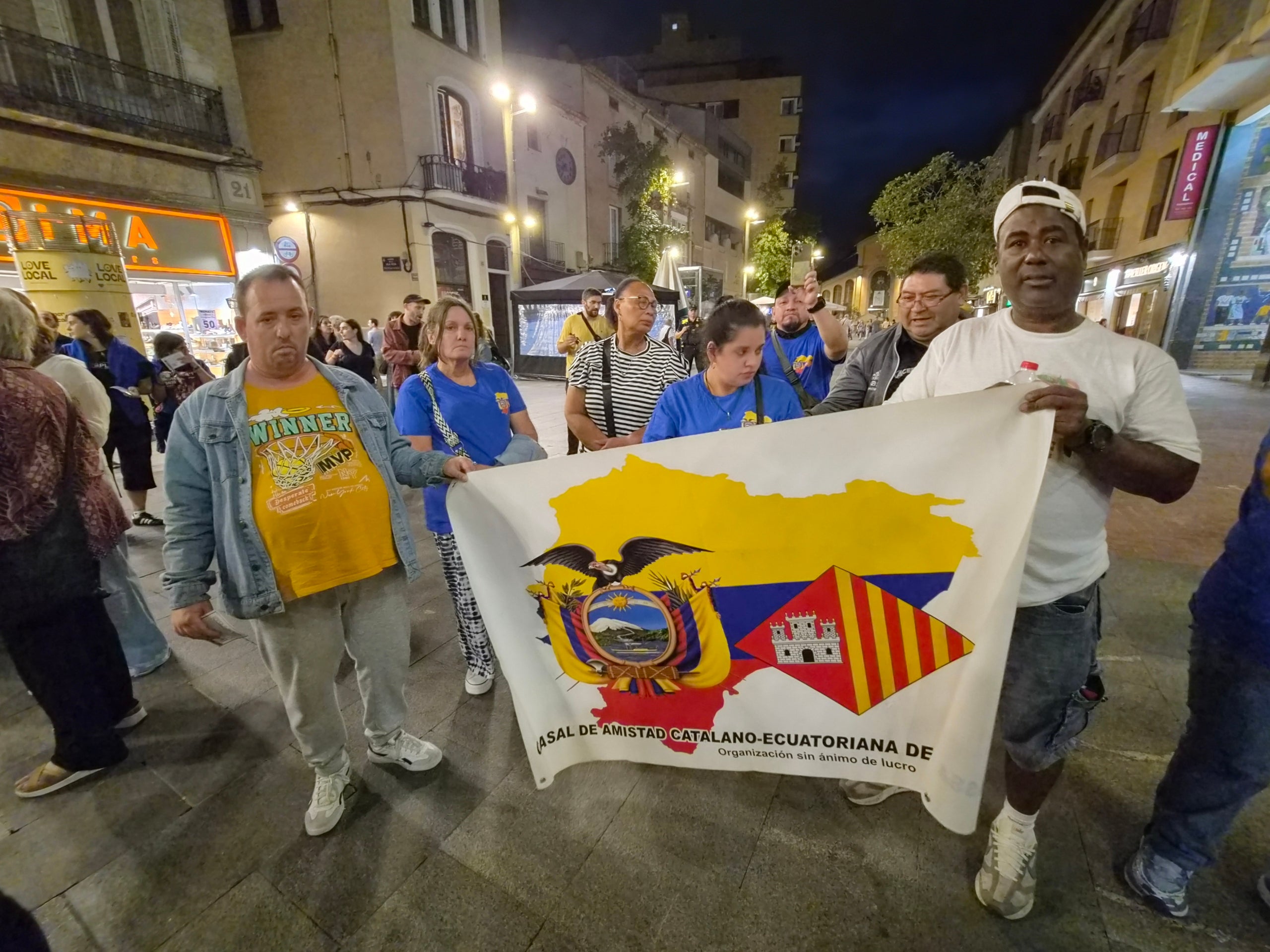El Raval de Montserrat ha acollit aquest dijous, dia 1 d'octubre, una concentració exigint al govern espanyol que s'aprovi l'anomenat Decret Maricarmen. L'acte de protesta ha estat convocat pel moviment per l'habitatge de Terrassa, format pel Sindicat de Llogateres, l'Assemblea d’Okupes, Somos Barrio, la Plataforma d’Afectades per la Hipoteca i la Plataforma Docents 082. Els convocants han llegit un manifest recordant les xifres de desnonaments i l'emergència habitacional a la ciutat i la seva darrera intervenció en el Ple Municipal exigint valentia al govern per un Pla Local d'Habitatge més ambiciós i incisiu.