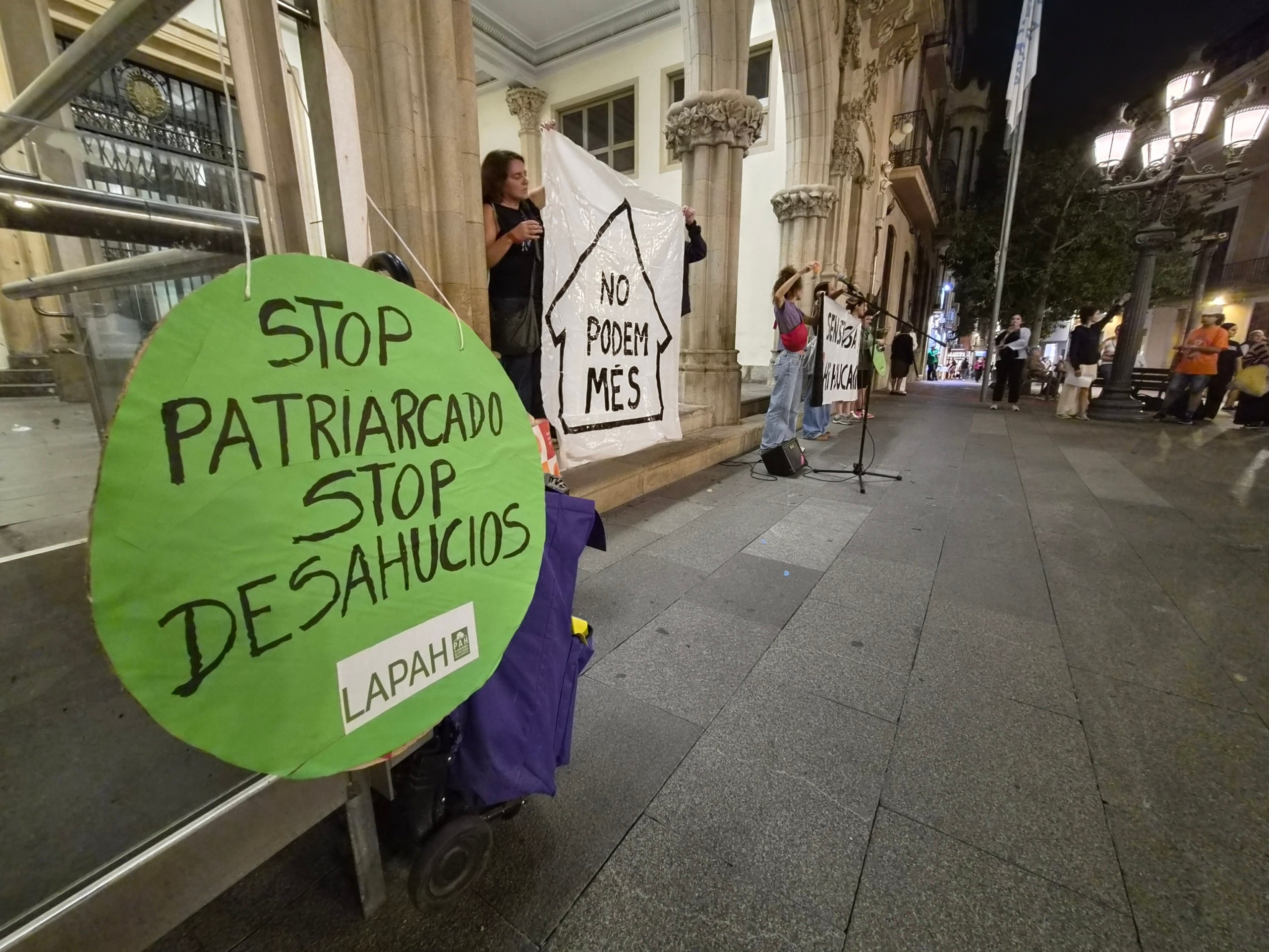 El Raval de Montserrat ha acollit aquest dijous, dia 1 d'octubre, una concentració exigint al govern espanyol que s'aprovi l'anomenat Decret Maricarmen. L'acte de protesta ha estat convocat pel moviment per l'habitatge de Terrassa, format pel Sindicat de Llogateres, l'Assemblea d’Okupes, Somos Barrio, la Plataforma d’Afectades per la Hipoteca i la Plataforma Docents 082. Els convocants han llegit un manifest recordant les xifres de desnonaments i l'emergència habitacional a la ciutat i la seva darrera intervenció en el Ple Municipal exigint valentia al govern per un Pla Local d'Habitatge més ambiciós i incisiu.