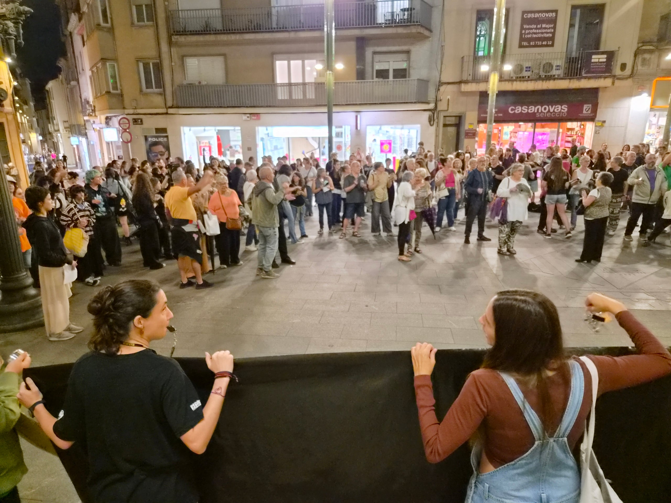 El Raval de Montserrat ha acollit aquest dijous, dia 1 d'octubre, una concentració exigint al govern espanyol que s'aprovi l'anomenat Decret Maricarmen. L'acte de protesta ha estat convocat pel moviment per l'habitatge de Terrassa, format pel Sindicat de Llogateres, l'Assemblea d’Okupes, Somos Barrio, la Plataforma d’Afectades per la Hipoteca i la Plataforma Docents 082. Els convocants han llegit un manifest recordant les xifres de desnonaments i l'emergència habitacional a la ciutat i la seva darrera intervenció en el Ple Municipal exigint valentia al govern per un Pla Local d'Habitatge més ambiciós i incisiu.