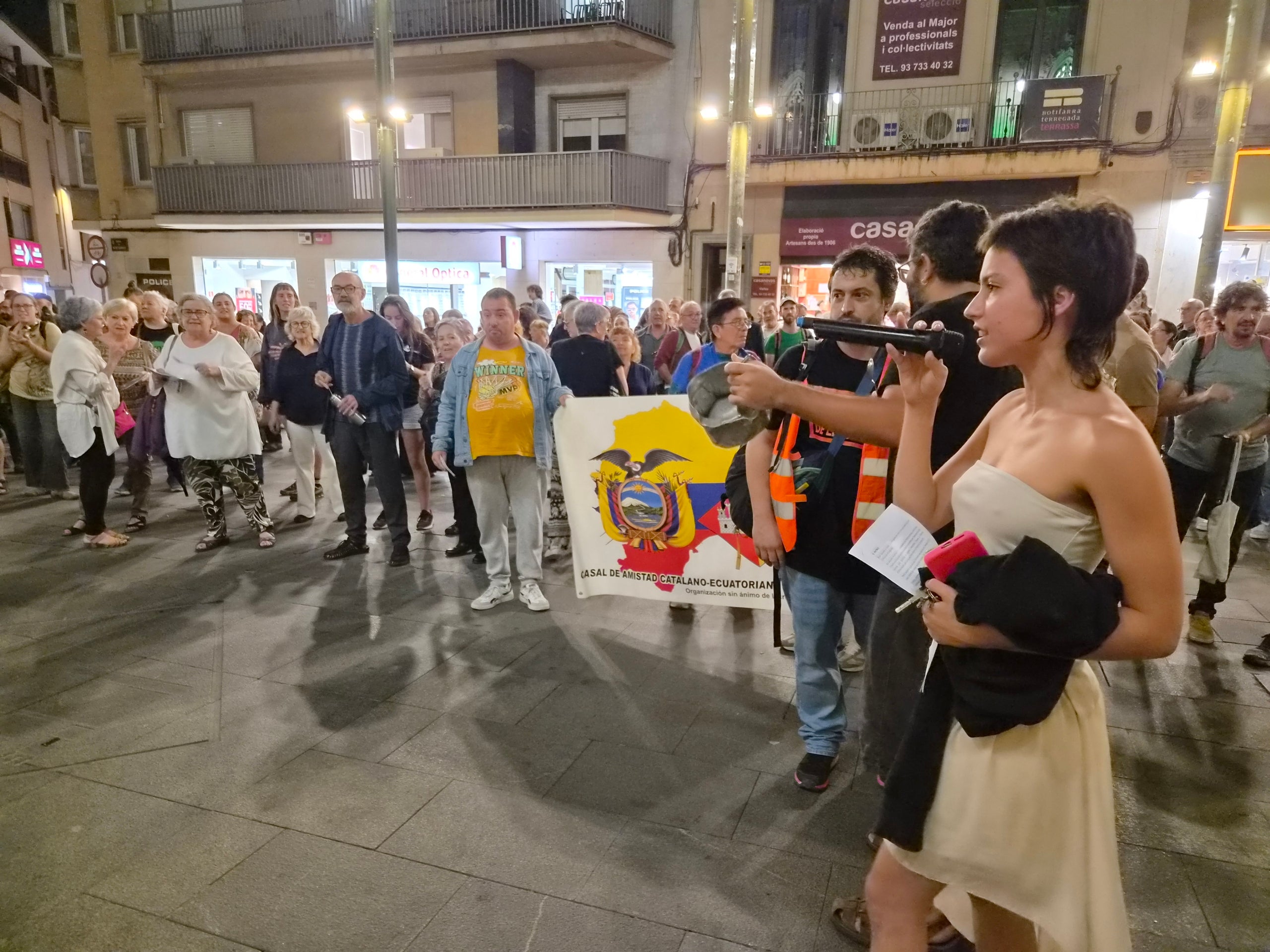 El Raval de Montserrat ha acollit aquest dijous, dia 1 d'octubre, una concentració exigint al govern espanyol que s'aprovi l'anomenat Decret Maricarmen. L'acte de protesta ha estat convocat pel moviment per l'habitatge de Terrassa, format pel Sindicat de Llogateres, l'Assemblea d’Okupes, Somos Barrio, la Plataforma d’Afectades per la Hipoteca i la Plataforma Docents 082. Els convocants han llegit un manifest recordant les xifres de desnonaments i l'emergència habitacional a la ciutat i la seva darrera intervenció en el Ple Municipal exigint valentia al govern per un Pla Local d'Habitatge més ambiciós i incisiu.