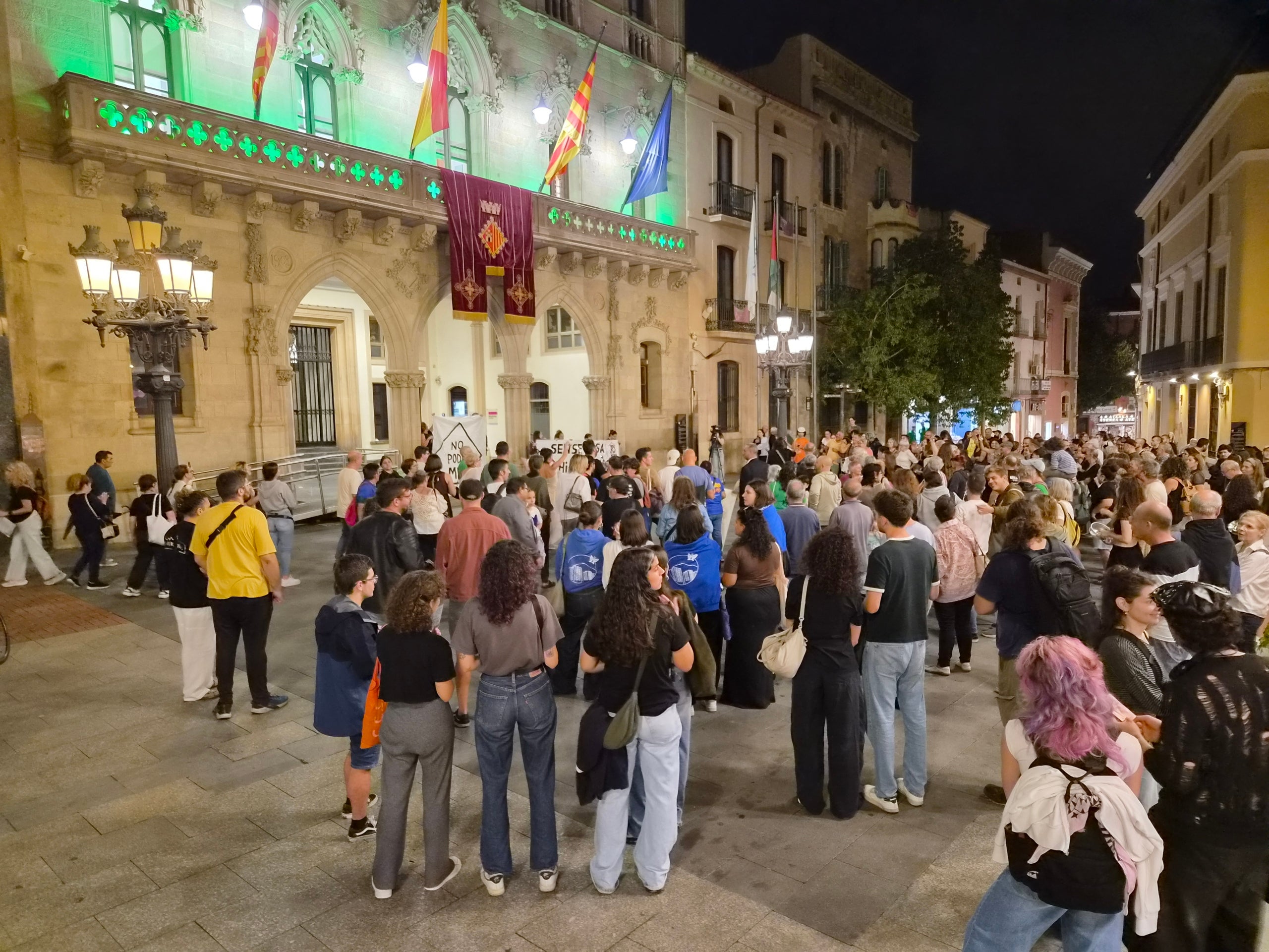 El Raval de Montserrat ha acollit aquest dijous, dia 1 d'octubre, una concentració exigint al govern espanyol que s'aprovi l'anomenat Decret Maricarmen. L'acte de protesta ha estat convocat pel moviment per l'habitatge de Terrassa, format pel Sindicat de Llogateres, l'Assemblea d’Okupes, Somos Barrio, la Plataforma d’Afectades per la Hipoteca i la Plataforma Docents 082. Els convocants han llegit un manifest recordant les xifres de desnonaments i l'emergència habitacional a la ciutat i la seva darrera intervenció en el Ple Municipal exigint valentia al govern per un Pla Local d'Habitatge més ambiciós i incisiu.