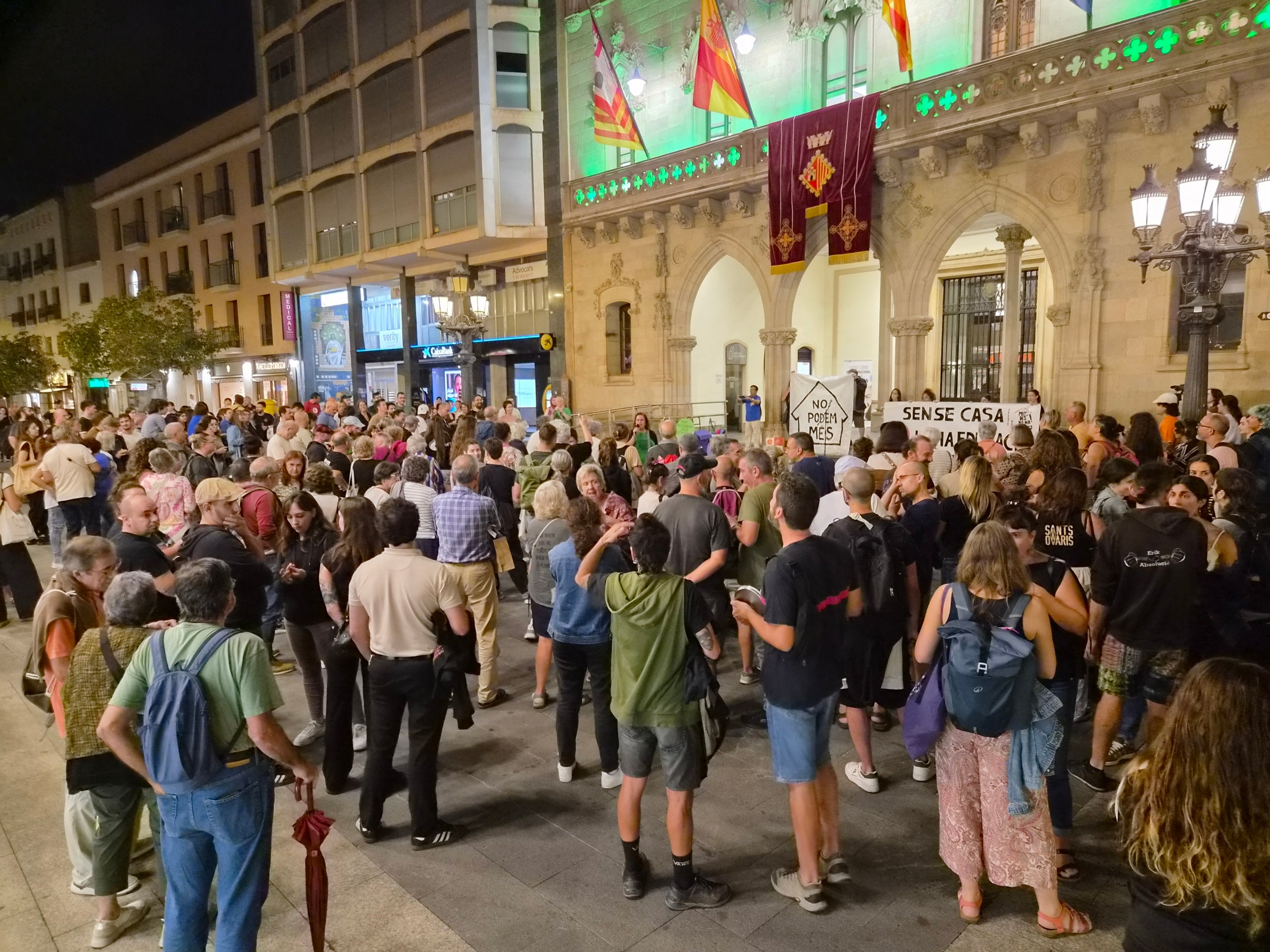 El Raval de Montserrat ha acollit aquest dijous, dia 1 d'octubre, una concentració exigint al govern espanyol que s'aprovi l'anomenat Decret Maricarmen. L'acte de protesta ha estat convocat pel moviment per l'habitatge de Terrassa, format pel Sindicat de Llogateres, l'Assemblea d’Okupes, Somos Barrio, la Plataforma d’Afectades per la Hipoteca i la Plataforma Docents 082. Els convocants han llegit un manifest recordant les xifres de desnonaments i l'emergència habitacional a la ciutat i la seva darrera intervenció en el Ple Municipal exigint valentia al govern per un Pla Local d'Habitatge més ambiciós i incisiu.
