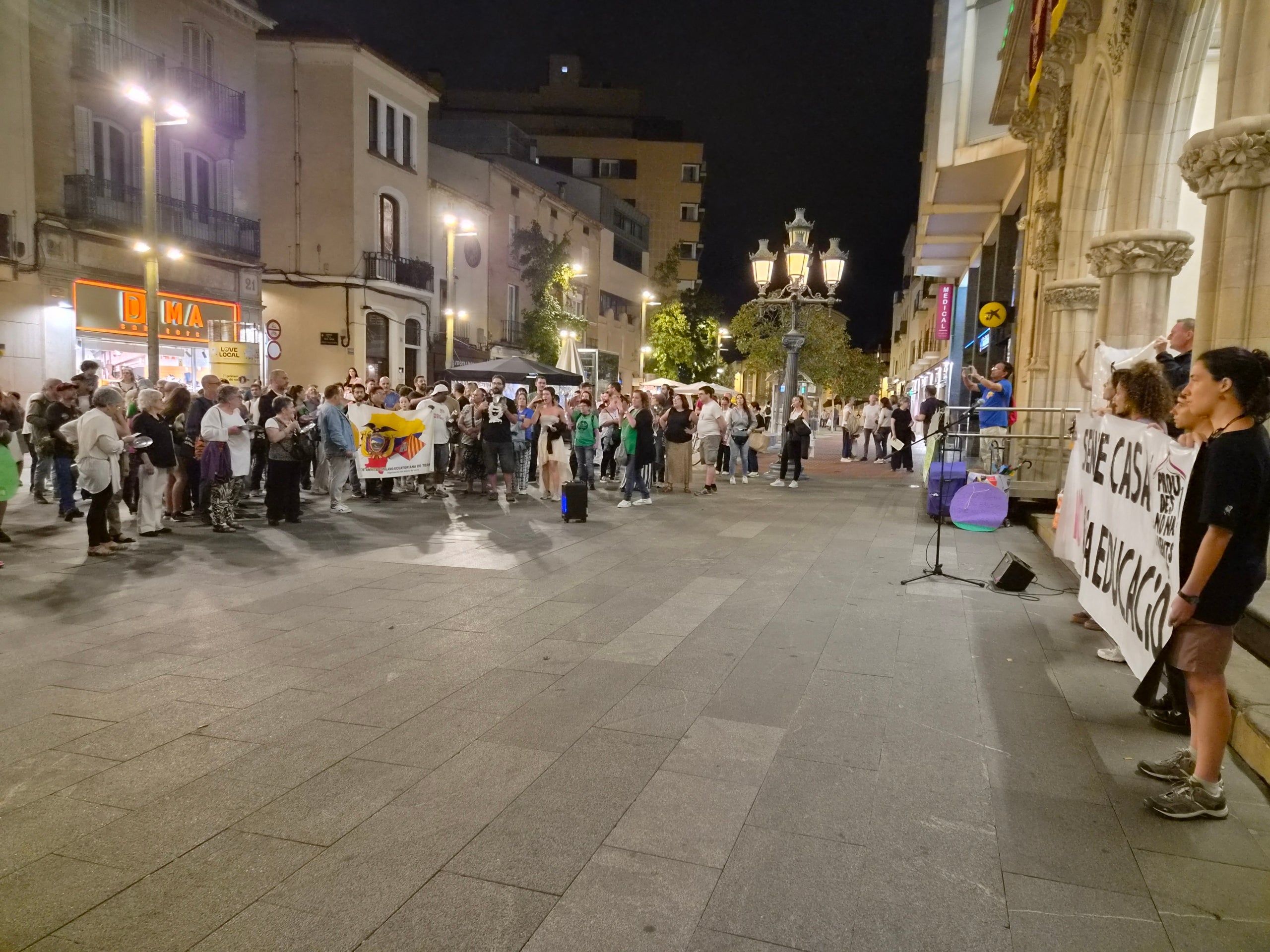 El Raval de Montserrat ha acollit aquest dijous, dia 1 d'octubre, una concentració exigint al govern espanyol que s'aprovi l'anomenat Decret Maricarmen. L'acte de protesta ha estat convocat pel moviment per l'habitatge de Terrassa, format pel Sindicat de Llogateres, l'Assemblea d’Okupes, Somos Barrio, la Plataforma d’Afectades per la Hipoteca i la Plataforma Docents 082. Els convocants han llegit un manifest recordant les xifres de desnonaments i l'emergència habitacional a la ciutat i la seva darrera intervenció en el Ple Municipal exigint valentia al govern per un Pla Local d'Habitatge més ambiciós i incisiu.