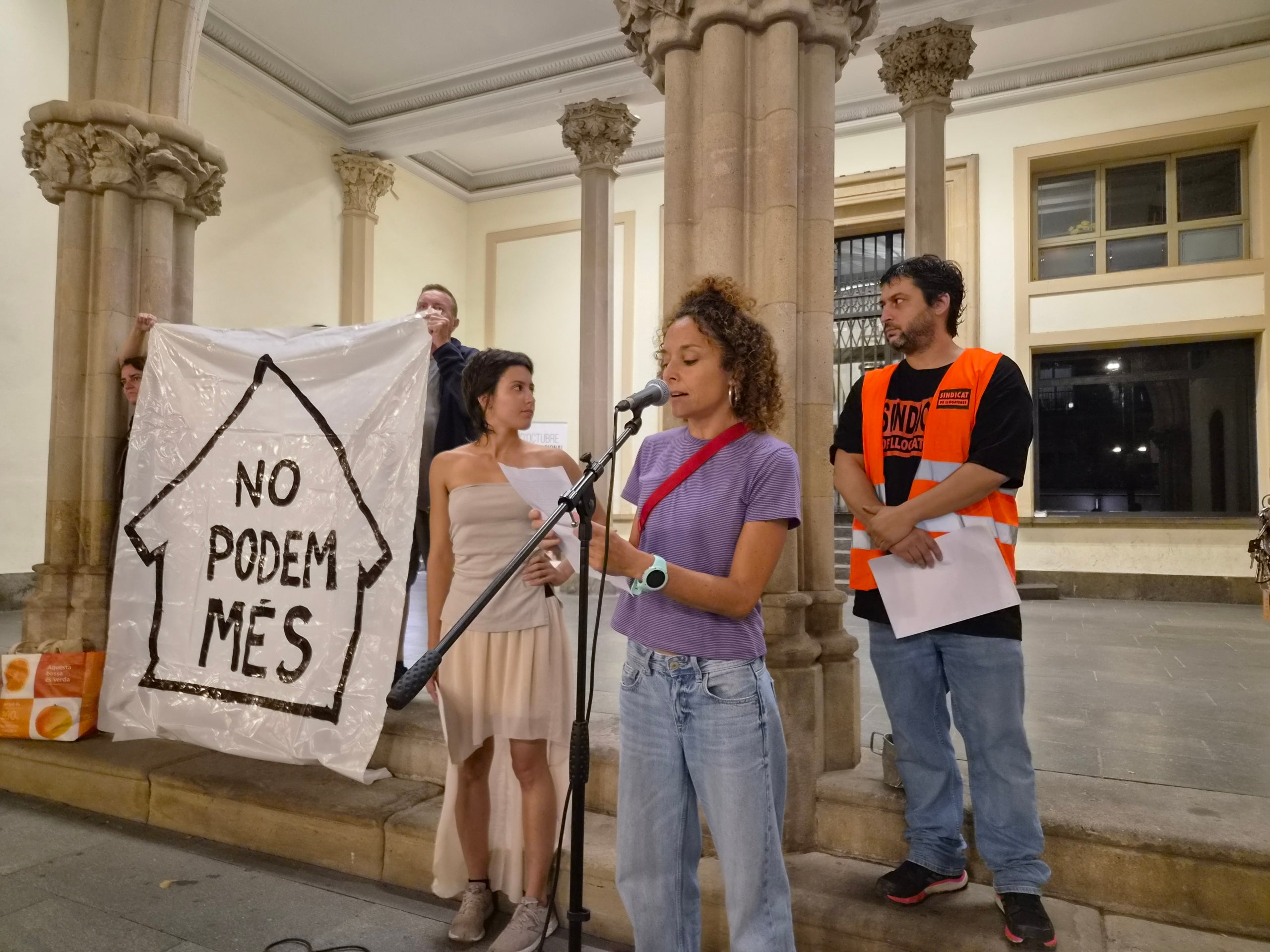 El Raval de Montserrat ha acollit aquest dijous, dia 1 d'octubre, una concentració exigint al govern espanyol que s'aprovi l'anomenat Decret Maricarmen. L'acte de protesta ha estat convocat pel moviment per l'habitatge de Terrassa, format pel Sindicat de Llogateres, l'Assemblea d’Okupes, Somos Barrio, la Plataforma d’Afectades per la Hipoteca i la Plataforma Docents 082. Els convocants han llegit un manifest recordant les xifres de desnonaments i l'emergència habitacional a la ciutat i la seva darrera intervenció en el Ple Municipal exigint valentia al govern per un Pla Local d'Habitatge més ambiciós i incisiu.