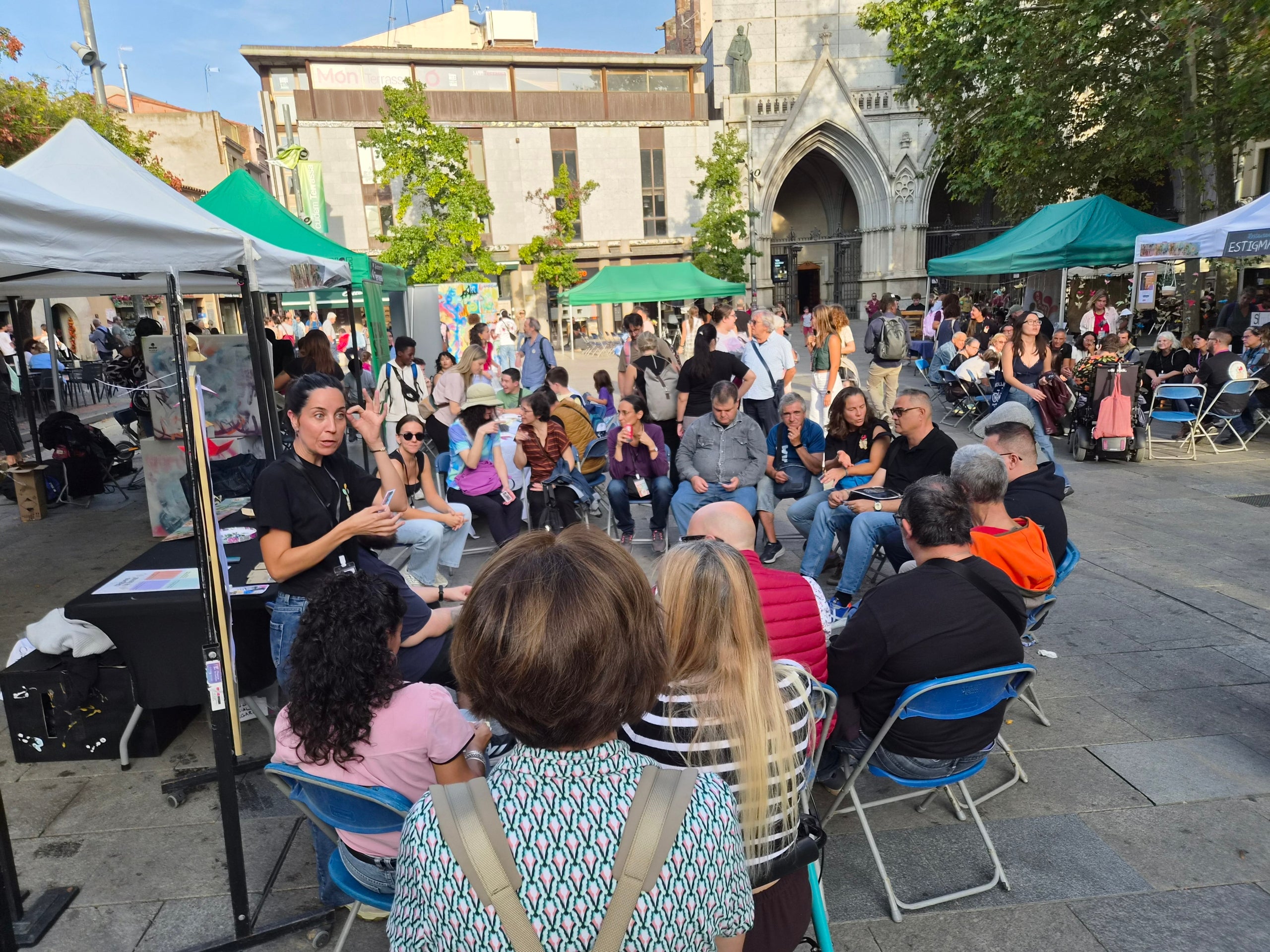 Aquest divendres va tenir lloc la quarta edició del Mental Fest, en un esdeveniment que va omplir la plaça Vella d'activitats com art, ràdio en directe, teatre, circ, música i espais de conversa.. El festival està organitzat pel Programa Ocell de Foc Volant, amb la col·laboració de l’Ajuntament de Terrassa, la Taula de Salut Mental de Terrassa i una dotzena d'entitats socials de la ciutat. Durant la lectura del manifest -a càrrec de persones amb experiència pròpia en salut mental- es va reivindicar un enfocament comunitari de la salut mental, així com la necessitat de trencar estigmes i de crear espais d’expressió col·lectiva.