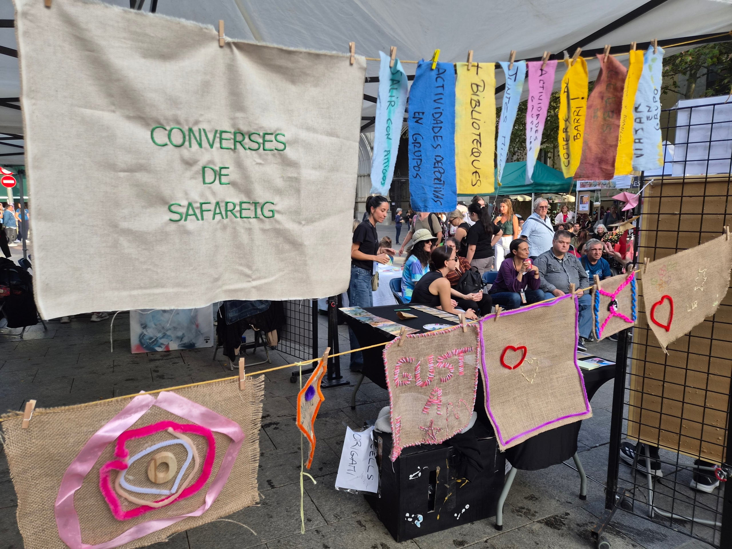Aquest divendres va tenir lloc la quarta edició del Mental Fest, en un esdeveniment que va omplir la plaça Vella d'activitats com art, ràdio en directe, teatre, circ, música i espais de conversa.. El festival està organitzat pel Programa Ocell de Foc Volant, amb la col·laboració de l’Ajuntament de Terrassa, la Taula de Salut Mental de Terrassa i una dotzena d'entitats socials de la ciutat. Durant la lectura del manifest -a càrrec de persones amb experiència pròpia en salut mental- es va reivindicar un enfocament comunitari de la salut mental, així com la necessitat de trencar estigmes i de crear espais d’expressió col·lectiva.