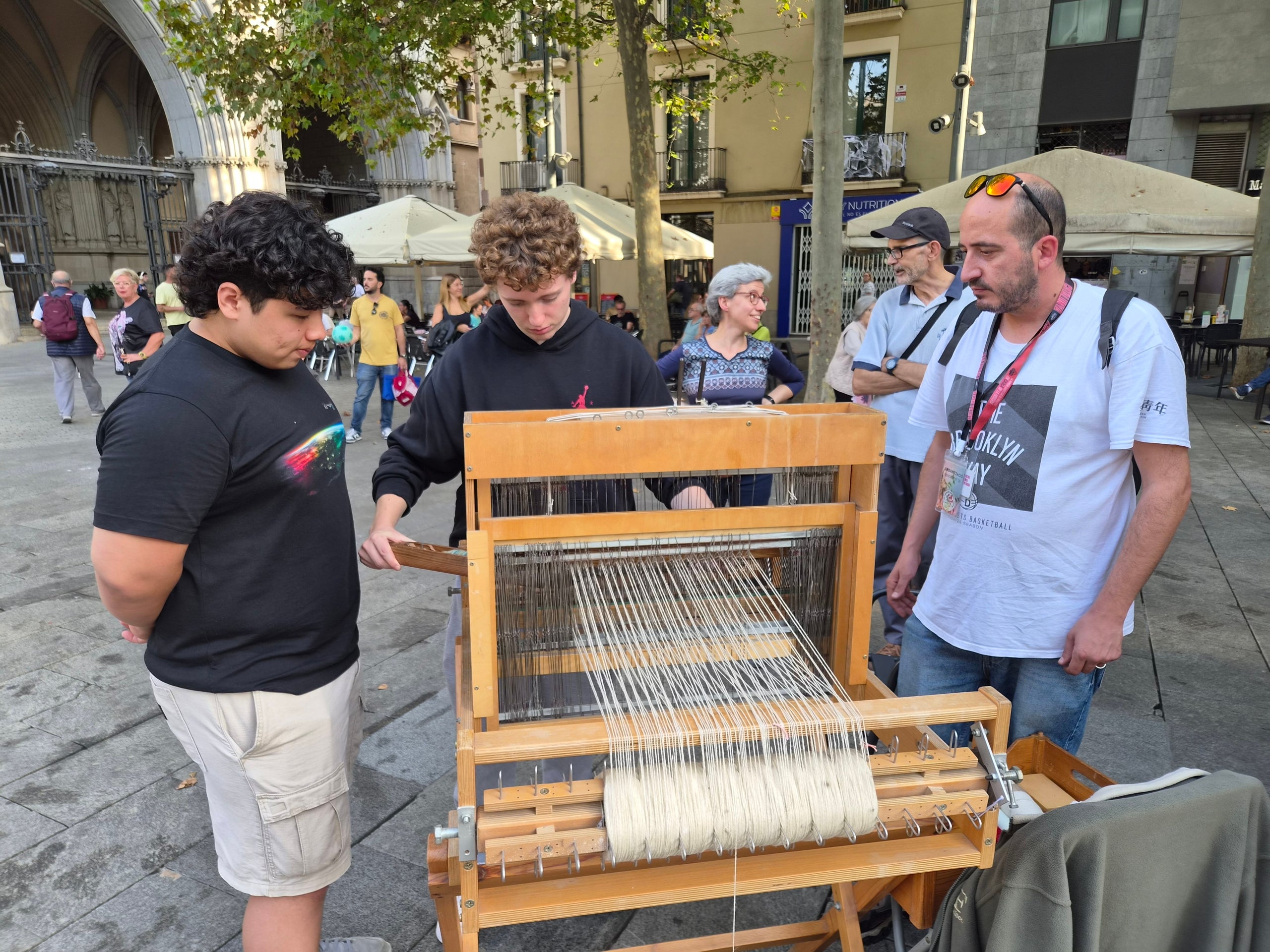 Aquest divendres va tenir lloc la quarta edició del Mental Fest, en un esdeveniment que va omplir la plaça Vella d'activitats com art, ràdio en directe, teatre, circ, música i espais de conversa.. El festival està organitzat pel Programa Ocell de Foc Volant, amb la col·laboració de l’Ajuntament de Terrassa, la Taula de Salut Mental de Terrassa i una dotzena d'entitats socials de la ciutat. Durant la lectura del manifest -a càrrec de persones amb experiència pròpia en salut mental- es va reivindicar un enfocament comunitari de la salut mental, així com la necessitat de trencar estigmes i de crear espais d’expressió col·lectiva.