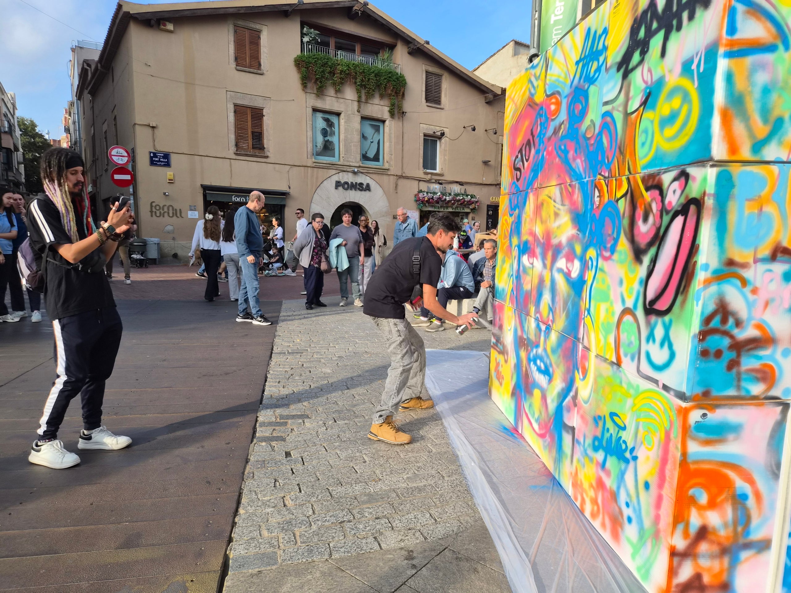 Aquest divendres va tenir lloc la quarta edició del Mental Fest, en un esdeveniment que va omplir la plaça Vella d'activitats com art, ràdio en directe, teatre, circ, música i espais de conversa.. El festival està organitzat pel Programa Ocell de Foc Volant, amb la col·laboració de l’Ajuntament de Terrassa, la Taula de Salut Mental de Terrassa i una dotzena d'entitats socials de la ciutat. Durant la lectura del manifest -a càrrec de persones amb experiència pròpia en salut mental- es va reivindicar un enfocament comunitari de la salut mental, així com la necessitat de trencar estigmes i de crear espais d’expressió col·lectiva.