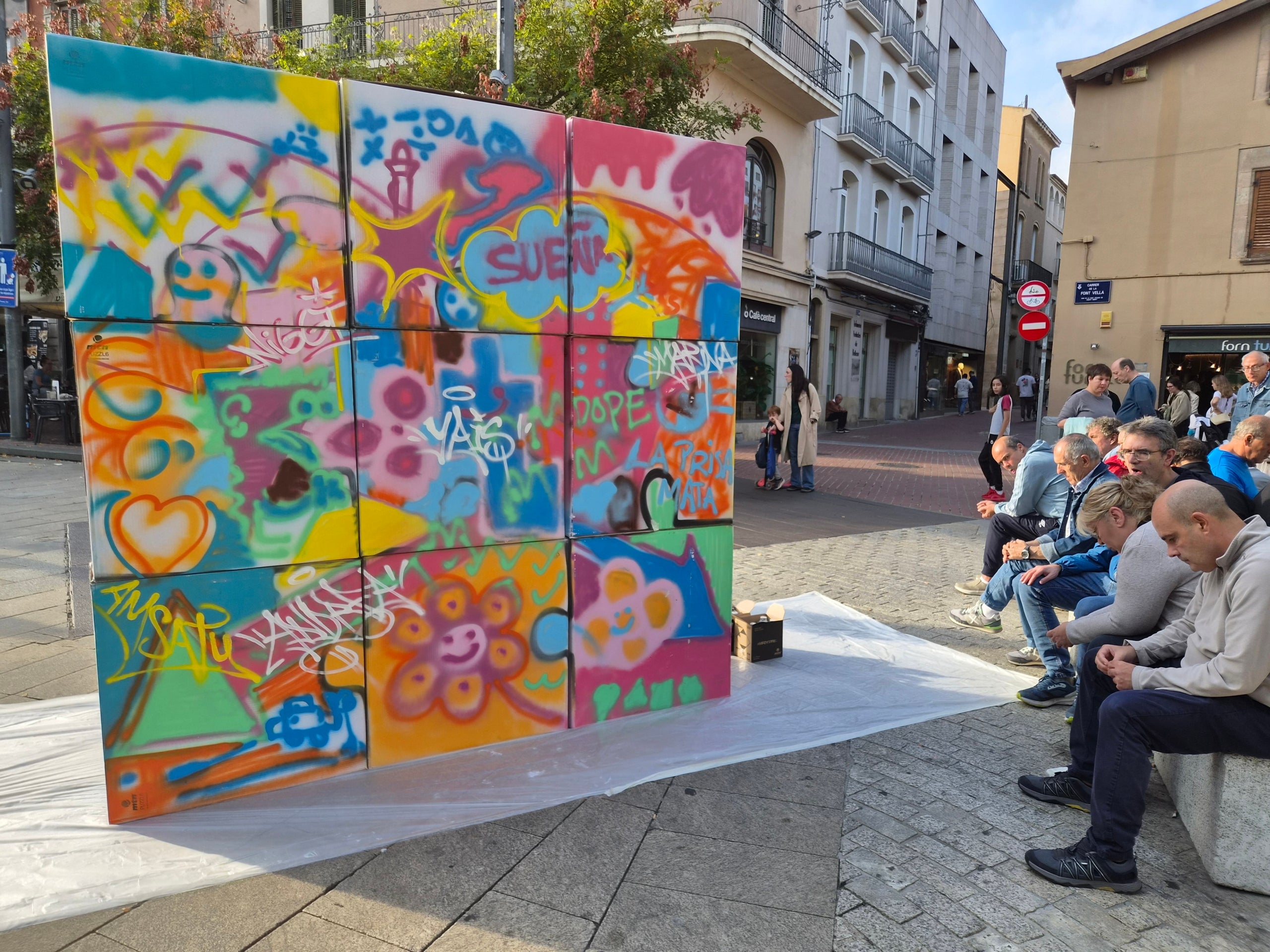 Aquest divendres va tenir lloc la quarta edició del Mental Fest, en un esdeveniment que va omplir la plaça Vella d'activitats com art, ràdio en directe, teatre, circ, música i espais de conversa.. El festival està organitzat pel Programa Ocell de Foc Volant, amb la col·laboració de l’Ajuntament de Terrassa, la Taula de Salut Mental de Terrassa i una dotzena d'entitats socials de la ciutat. Durant la lectura del manifest -a càrrec de persones amb experiència pròpia en salut mental- es va reivindicar un enfocament comunitari de la salut mental, així com la necessitat de trencar estigmes i de crear espais d’expressió col·lectiva.