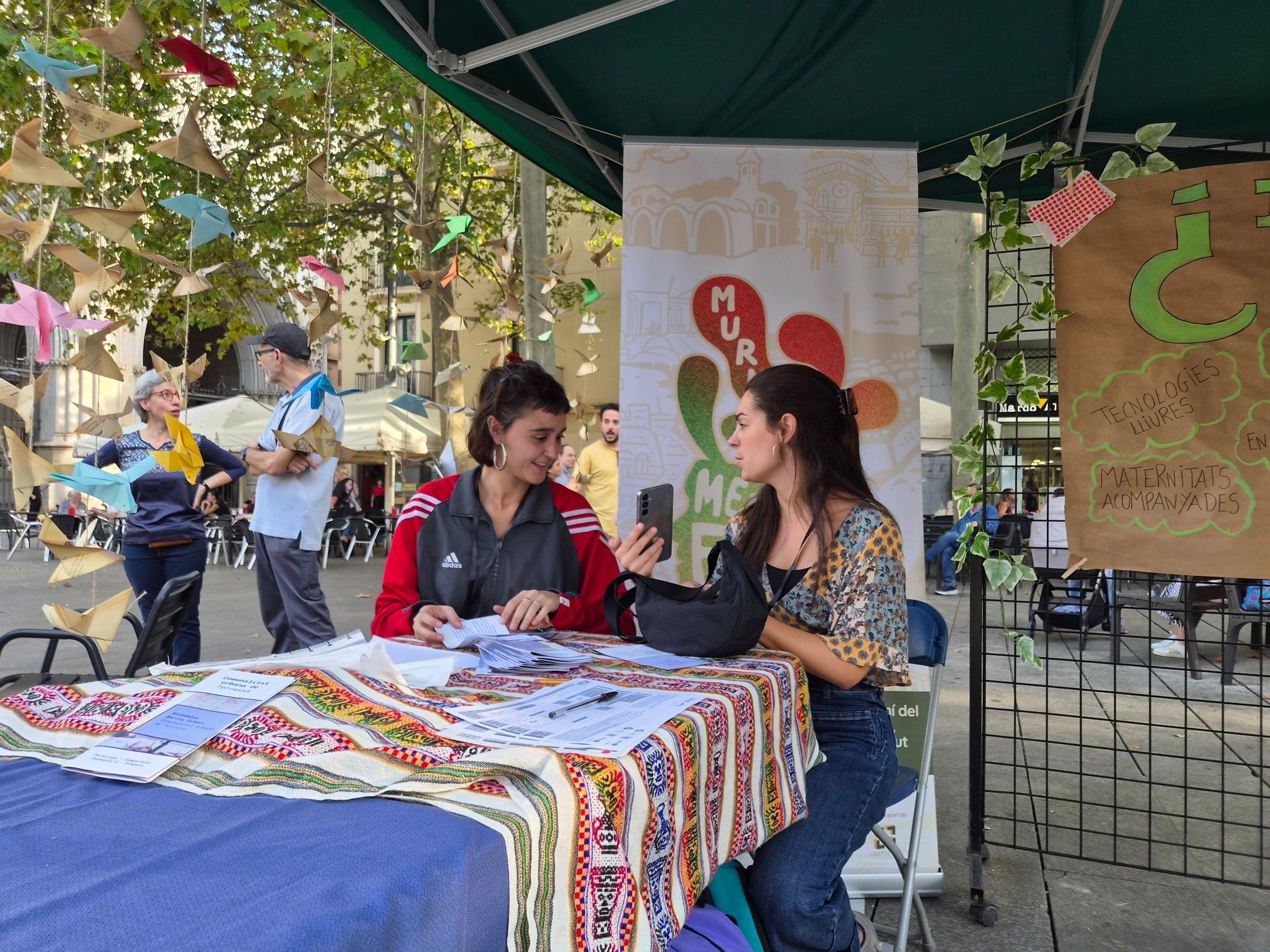 Aquest divendres va tenir lloc la quarta edició del Mental Fest, en un esdeveniment que va omplir la plaça Vella d'activitats com art, ràdio en directe, teatre, circ, música i espais de conversa.. El festival està organitzat pel Programa Ocell de Foc Volant, amb la col·laboració de l’Ajuntament de Terrassa, la Taula de Salut Mental de Terrassa i una dotzena d'entitats socials de la ciutat. Durant la lectura del manifest -a càrrec de persones amb experiència pròpia en salut mental- es va reivindicar un enfocament comunitari de la salut mental, així com la necessitat de trencar estigmes i de crear espais d’expressió col·lectiva.