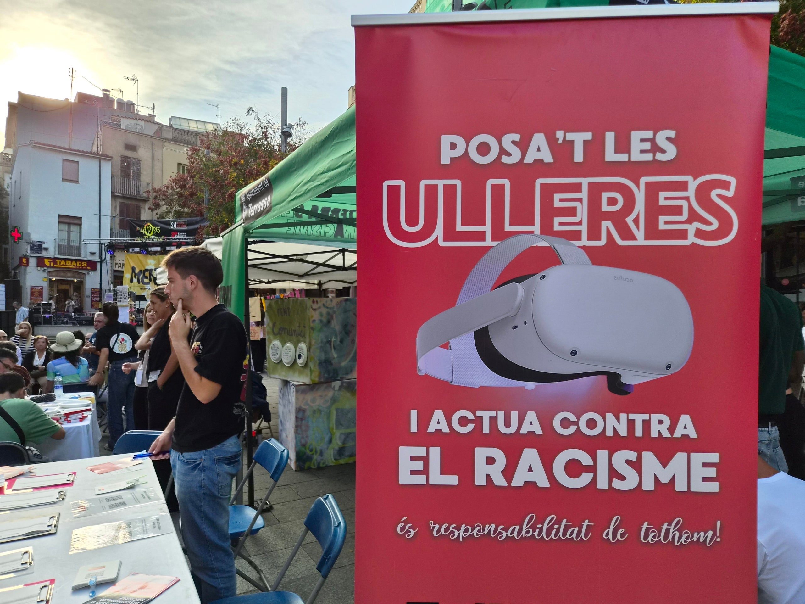 Aquest divendres va tenir lloc la quarta edició del Mental Fest, en un esdeveniment que va omplir la plaça Vella d'activitats com art, ràdio en directe, teatre, circ, música i espais de conversa.. El festival està organitzat pel Programa Ocell de Foc Volant, amb la col·laboració de l’Ajuntament de Terrassa, la Taula de Salut Mental de Terrassa i una dotzena d'entitats socials de la ciutat. Durant la lectura del manifest -a càrrec de persones amb experiència pròpia en salut mental- es va reivindicar un enfocament comunitari de la salut mental, així com la necessitat de trencar estigmes i de crear espais d’expressió col·lectiva.