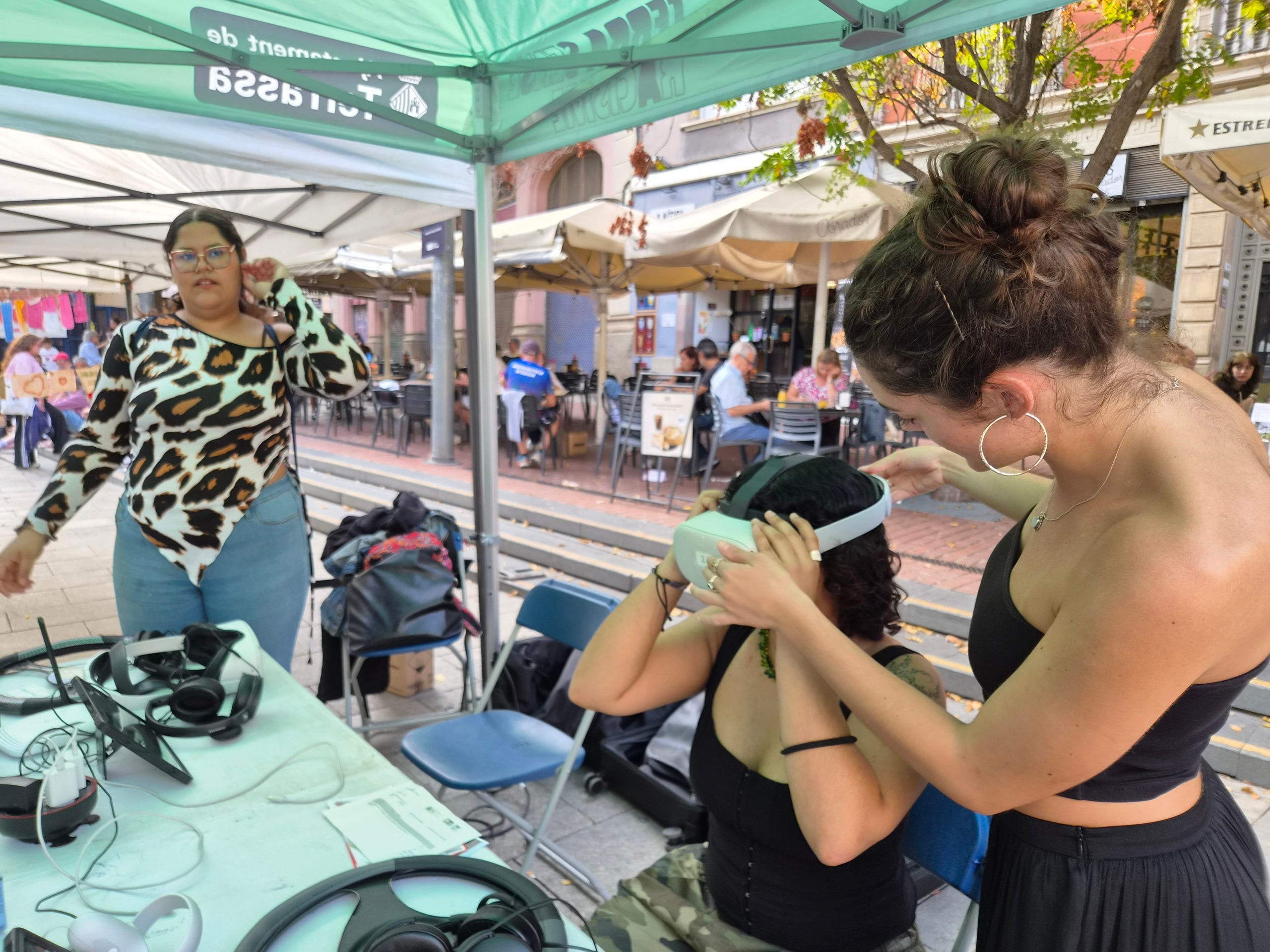 Aquest divendres va tenir lloc la quarta edició del Mental Fest, en un esdeveniment que va omplir la plaça Vella d'activitats com art, ràdio en directe, teatre, circ, música i espais de conversa.. El festival està organitzat pel Programa Ocell de Foc Volant, amb la col·laboració de l’Ajuntament de Terrassa, la Taula de Salut Mental de Terrassa i una dotzena d'entitats socials de la ciutat. Durant la lectura del manifest -a càrrec de persones amb experiència pròpia en salut mental- es va reivindicar un enfocament comunitari de la salut mental, així com la necessitat de trencar estigmes i de crear espais d’expressió col·lectiva.