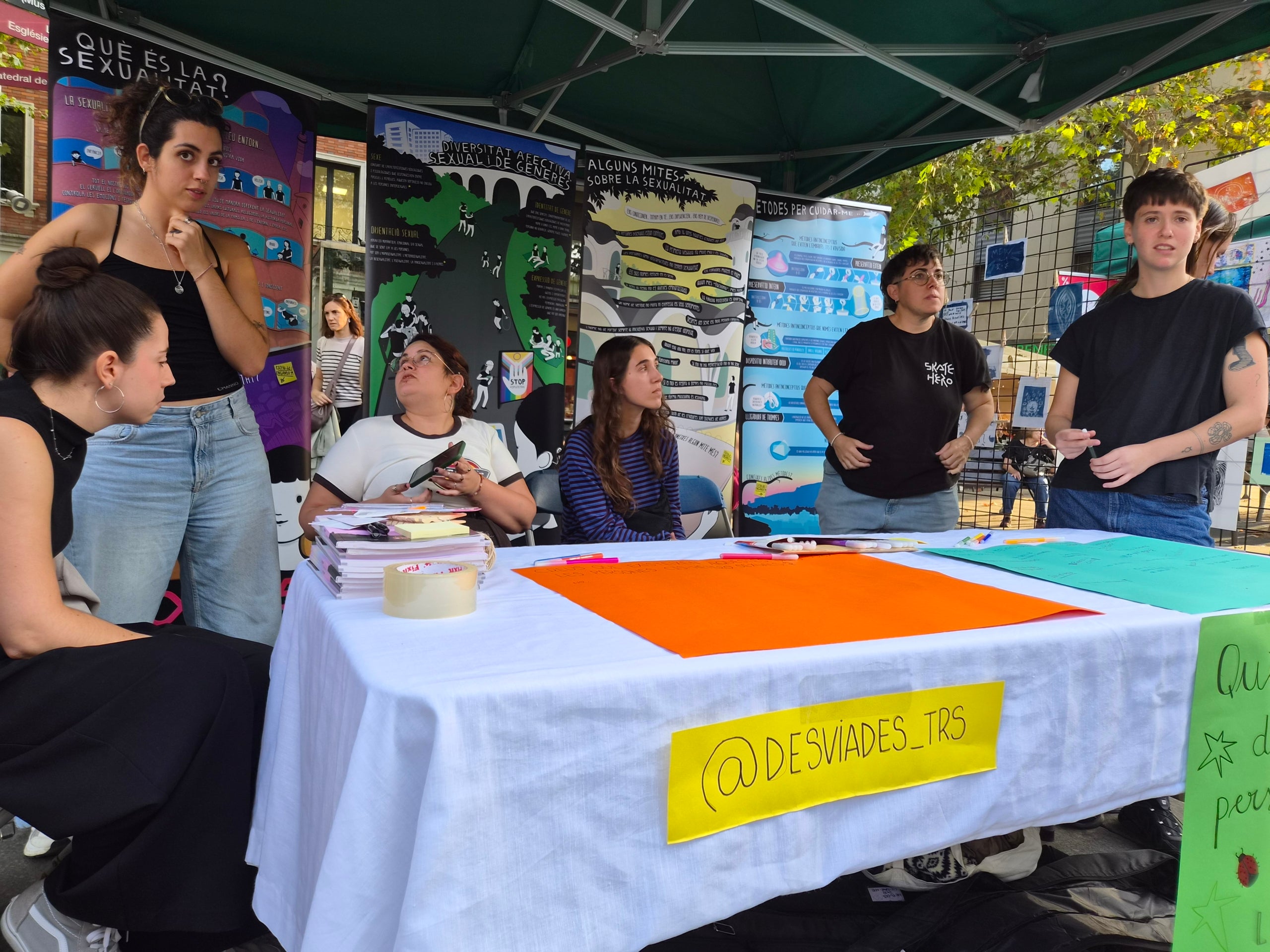 Aquest divendres va tenir lloc la quarta edició del Mental Fest, en un esdeveniment que va omplir la plaça Vella d'activitats com art, ràdio en directe, teatre, circ, música i espais de conversa.. El festival està organitzat pel Programa Ocell de Foc Volant, amb la col·laboració de l’Ajuntament de Terrassa, la Taula de Salut Mental de Terrassa i una dotzena d'entitats socials de la ciutat. Durant la lectura del manifest -a càrrec de persones amb experiència pròpia en salut mental- es va reivindicar un enfocament comunitari de la salut mental, així com la necessitat de trencar estigmes i de crear espais d’expressió col·lectiva.