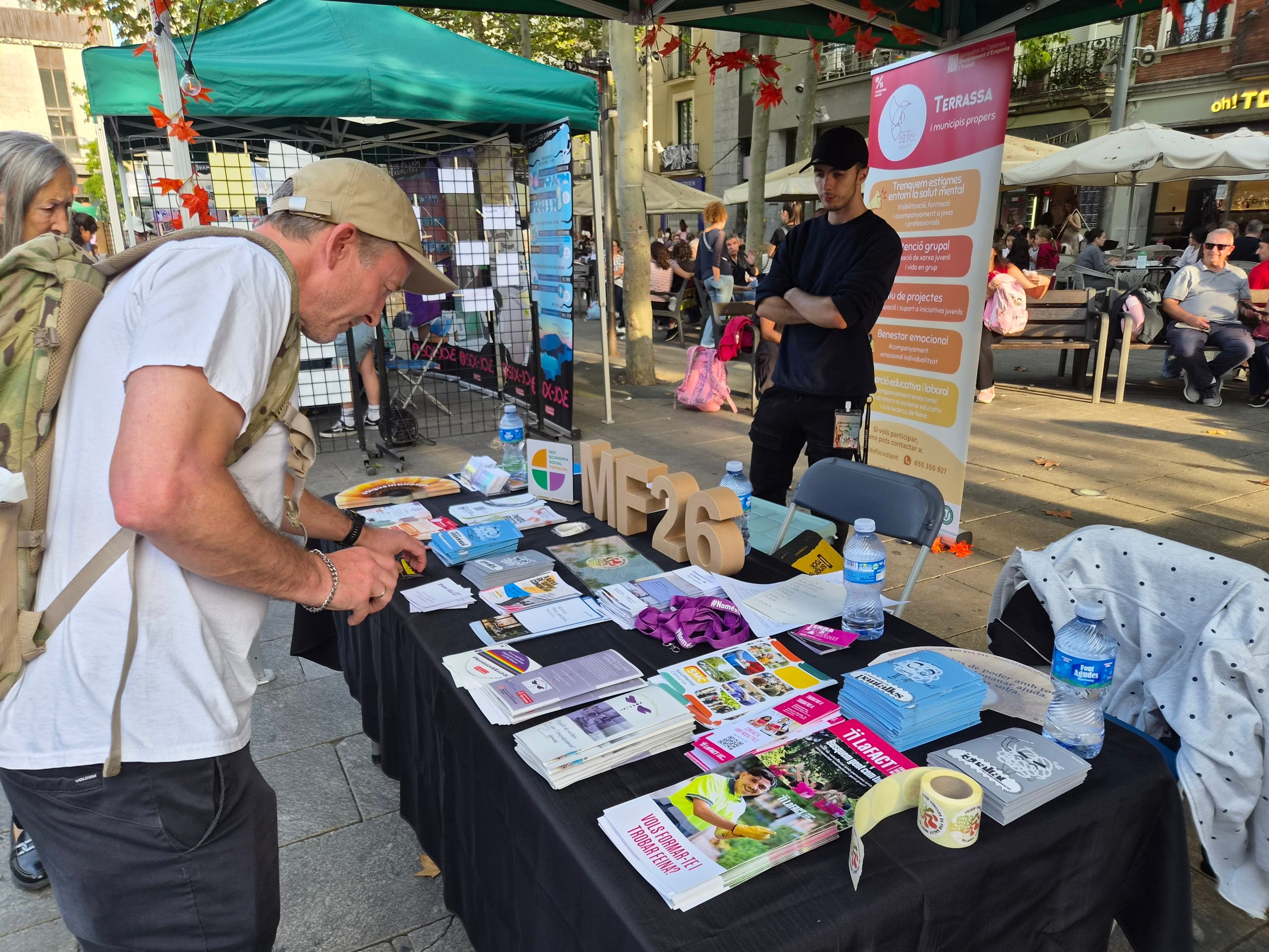 Aquest divendres va tenir lloc la quarta edició del Mental Fest, en un esdeveniment que va omplir la plaça Vella d'activitats com art, ràdio en directe, teatre, circ, música i espais de conversa.. El festival està organitzat pel Programa Ocell de Foc Volant, amb la col·laboració de l’Ajuntament de Terrassa, la Taula de Salut Mental de Terrassa i una dotzena d'entitats socials de la ciutat. Durant la lectura del manifest -a càrrec de persones amb experiència pròpia en salut mental- es va reivindicar un enfocament comunitari de la salut mental, així com la necessitat de trencar estigmes i de crear espais d’expressió col·lectiva.