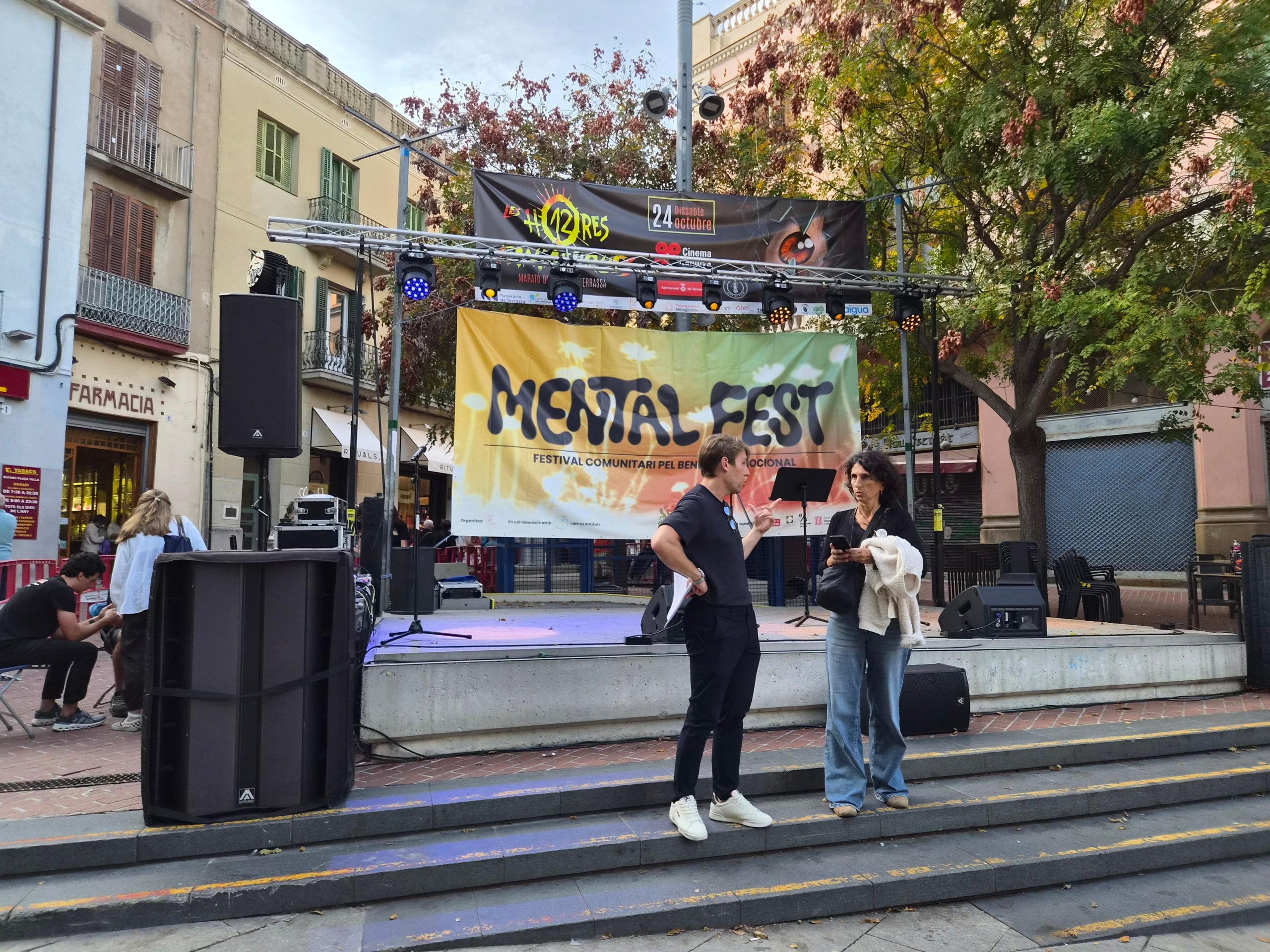 Aquest divendres va tenir lloc la quarta edició del Mental Fest, en un esdeveniment que va omplir la plaça Vella d'activitats com art, ràdio en directe, teatre, circ, música i espais de conversa.. El festival està organitzat pel Programa Ocell de Foc Volant, amb la col·laboració de l’Ajuntament de Terrassa, la Taula de Salut Mental de Terrassa i una dotzena d'entitats socials de la ciutat. Durant la lectura del manifest -a càrrec de persones amb experiència pròpia en salut mental- es va reivindicar un enfocament comunitari de la salut mental, així com la necessitat de trencar estigmes i de crear espais d’expressió col·lectiva.
