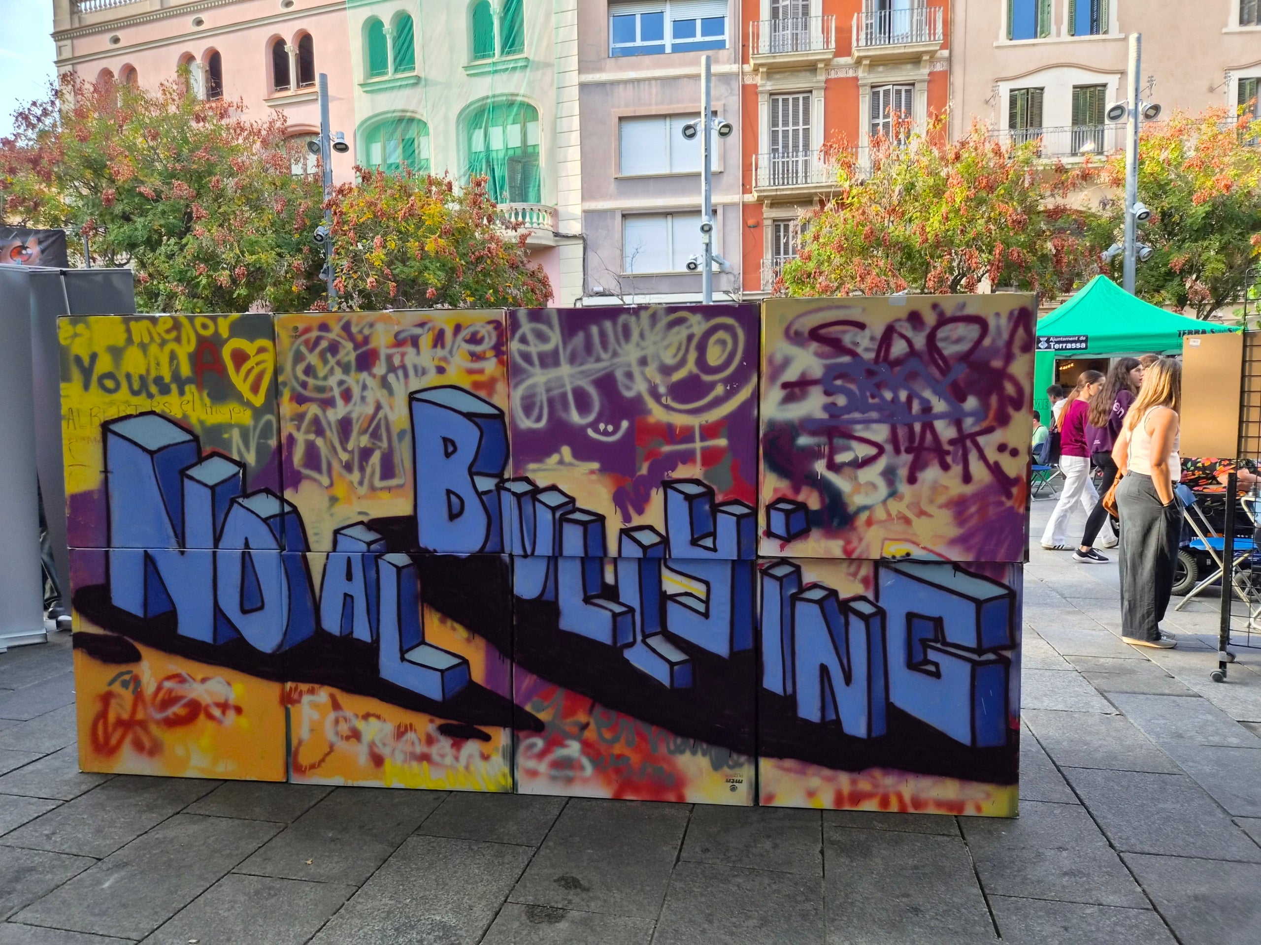 Aquest divendres va tenir lloc la quarta edició del Mental Fest, en un esdeveniment que va omplir la plaça Vella d'activitats com art, ràdio en directe, teatre, circ, música i espais de conversa.. El festival està organitzat pel Programa Ocell de Foc Volant, amb la col·laboració de l’Ajuntament de Terrassa, la Taula de Salut Mental de Terrassa i una dotzena d'entitats socials de la ciutat. Durant la lectura del manifest -a càrrec de persones amb experiència pròpia en salut mental- es va reivindicar un enfocament comunitari de la salut mental, així com la necessitat de trencar estigmes i de crear espais d’expressió col·lectiva.