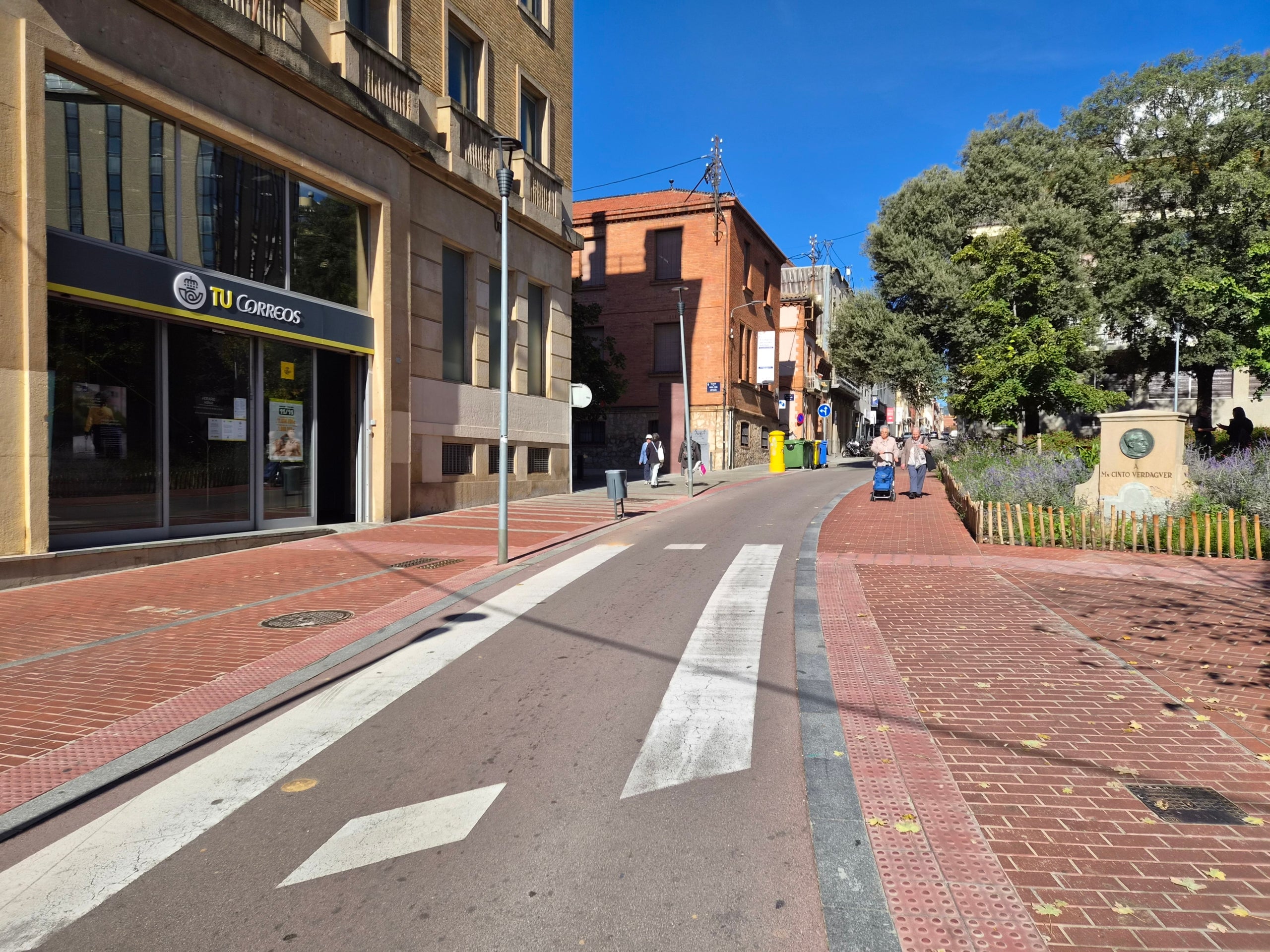 Plaça de Mossèn Cinto, on conflueix l'illa de vianants amb els vehicles | Lluïsa Tarrida