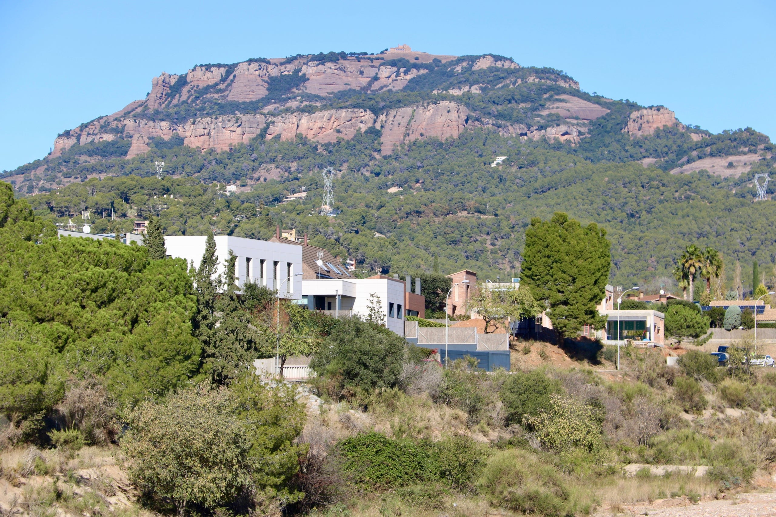 Cases a Matadepera amb la Mola de fons | ACN
