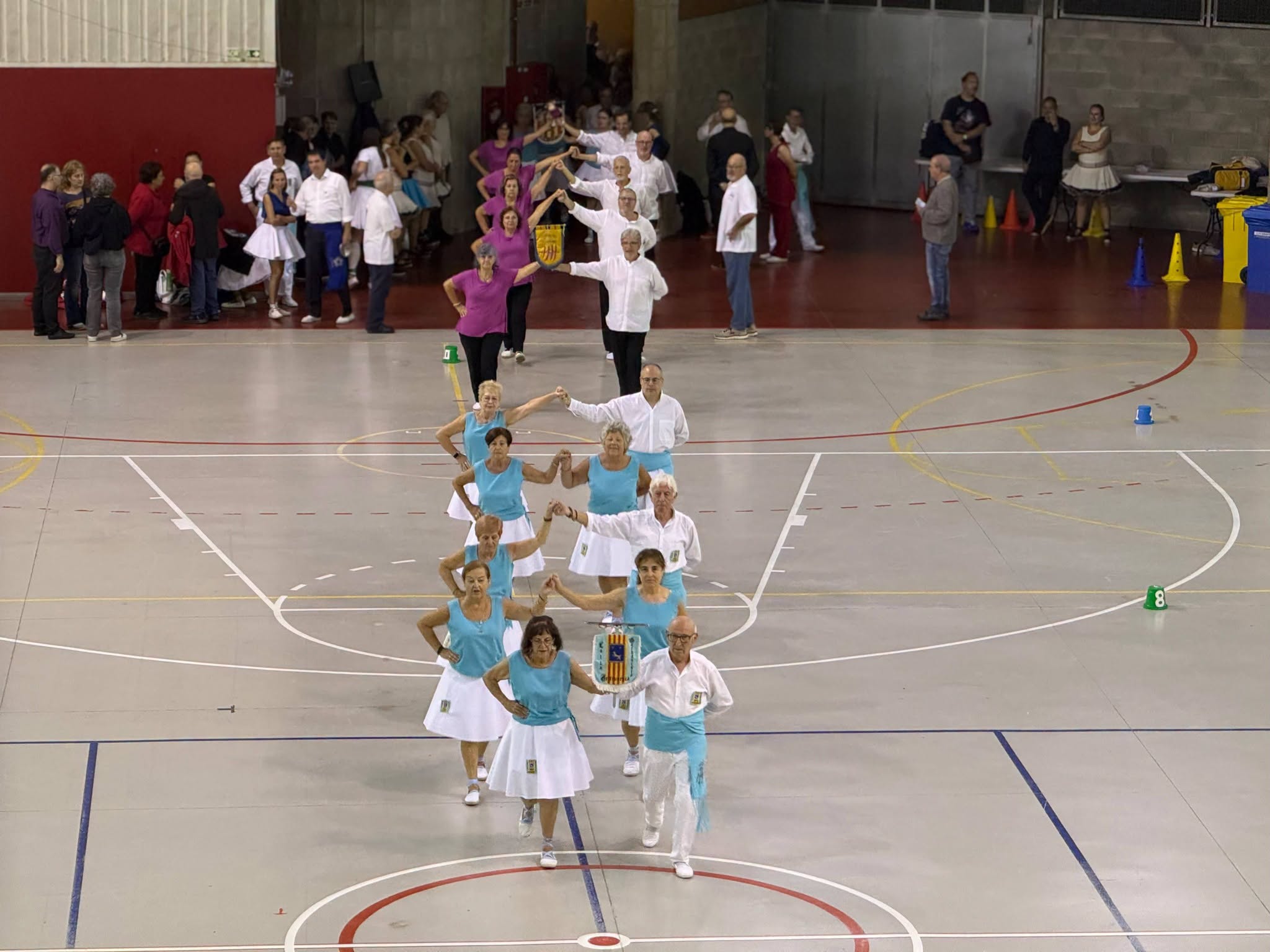Diumenge va tenir lloc el 78è concurs Nacional de Colles Sardanistes, organitzat per Amunt i Crits, i vàlid pel campionat de Catalunya. Va ser la final del Campionat de Catalunya de colles veteranes i també va tenir lloc el Campionat territorial de les Comarques Barcelonines en les diferents categories de Veterans, Juvenils, Infantils i Alevins. La pluja va obligar traslladar el concurs a l’Escola Vedruna. Els guanyadors van ser: Sabadell de Sabadell (veterà), Trapelles de Sabadell (aleví),Petits Amunt i Crits de Terrassa (infantil), Cabirols de Sabadell (juvenil) i Sabadell (veterà). Pel que fa al 53è Concurs Individual de Sardanes Revesses a l’Auditori de Terrassa, es va comptar amb la Cobla Jovenívola de Sabadell. I es va estrenar la peça “Tota una vida”, dedicada a Nuri Escudé, del compositor Marc Timón i Barceló, amb motiu dels 50 anys de ball de competició ininterrompudament de la terrassenca. Els guanyadors del concurs individual van ser: Iris Terés de Terrassa (infantil), Ivet Atsarà de Terrassa (juvenil), Jaume Roca de Badalona (gran) i Jordi Prats de Barcelona (veterà)