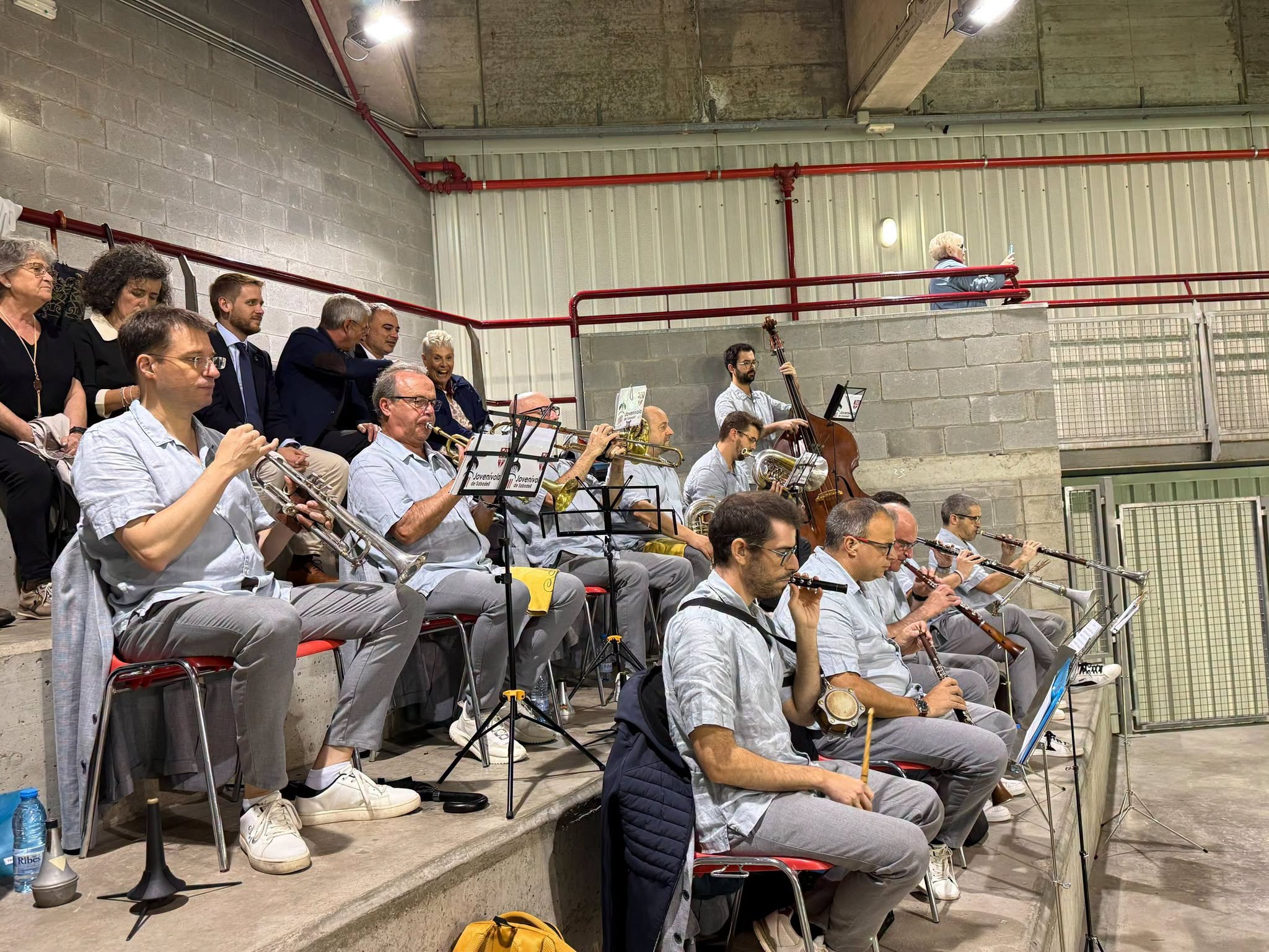 Diumenge va tenir lloc el 78è concurs Nacional de Colles Sardanistes, organitzat per Amunt i Crits, i vàlid pel campionat de Catalunya. Va ser la final del Campionat de Catalunya de colles veteranes i també va tenir lloc el Campionat territorial de les Comarques Barcelonines en les diferents categories de Veterans, Juvenils, Infantils i Alevins. La pluja va obligar traslladar el concurs a l’Escola Vedruna. Els guanyadors van ser: Sabadell de Sabadell (concurs Catalunya veterà); i en el territorial, Trapelles de Sabadell (aleví),Petits Amunt i Crits de Terrassa (infantil), Cabirols de Sabadell (juvenil) i Sabadell (veterà). Pel que fa al 53è Concurs Individual de Sardanes Revesses a l’Auditori de Terrassa, es va comptar amb la Cobla Jovenívola de Sabadell. I es va estrenar la peça “Tota una vida”, dedicada a Nuri Escudé, del compositor Marc Timón i Barceló, amb motiu dels 50 anys de ball de competició ininterrompudament de la terrassenca. Els guanyadors del concurs individual van ser: Iris Terés de Terrassa (infantil), Ivet Atsarà de Terrassa (juvenil), Jaume Roca de Badalona (gran) i Jordi Prats de Barcelona (veterà)