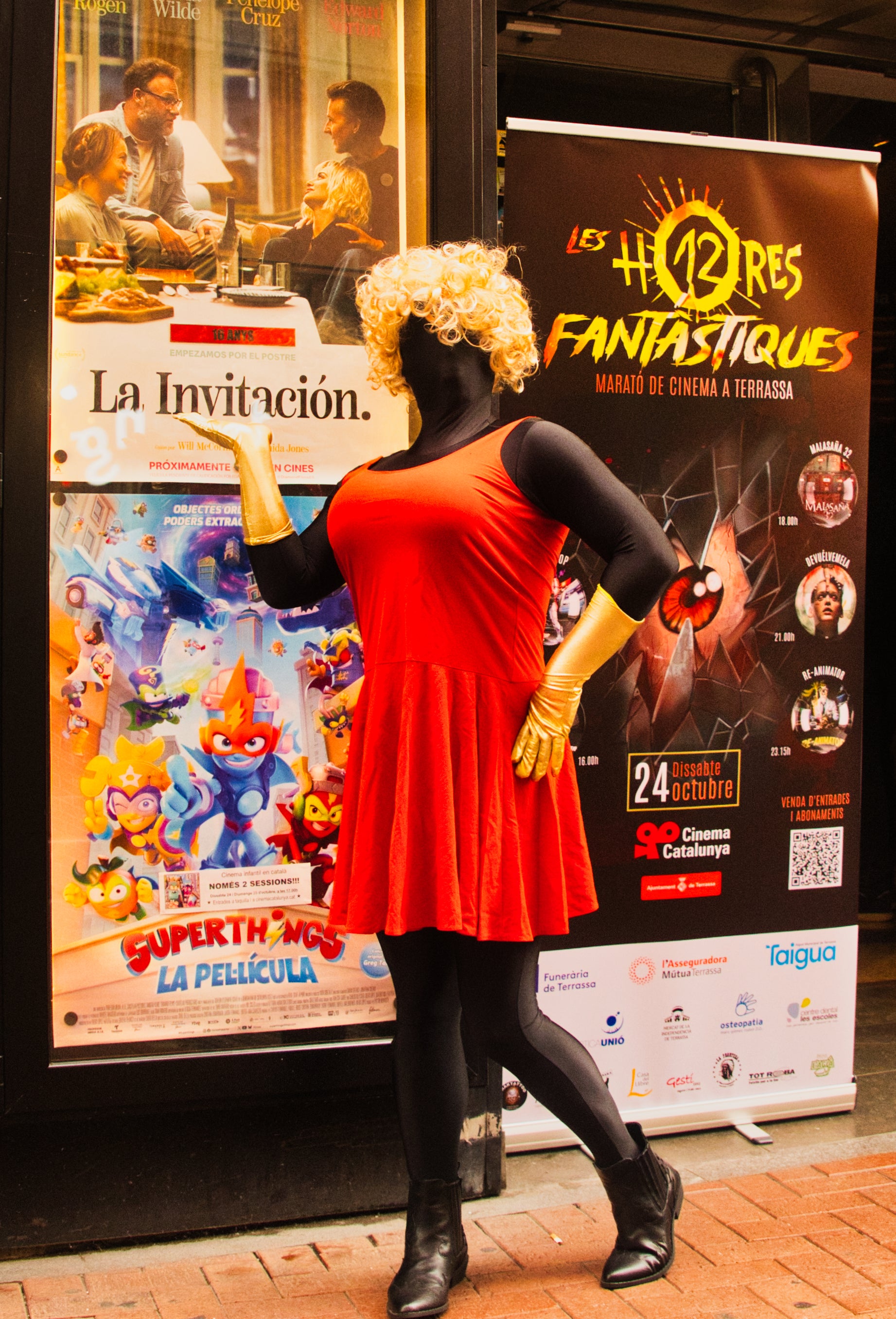 El Cinema Catalunya va acollir aquest dissabte les 12h Fantàstiques, una marató de pel·lícules barreja de ciència ficció i terror. I, un cop més, els estudiants de l'Institut de Terrassa van tornar a ser els encarregats de posar-hi l’ambientació, amb les seves disfresses, maquillatge i performance. A més, la jornada va ser especial gràcies a la presència del director terrassenc Albert Pintó que va oferir un col·loqui amb motiu de la projecció de la seva pel·lícula, “Malasaña 32”