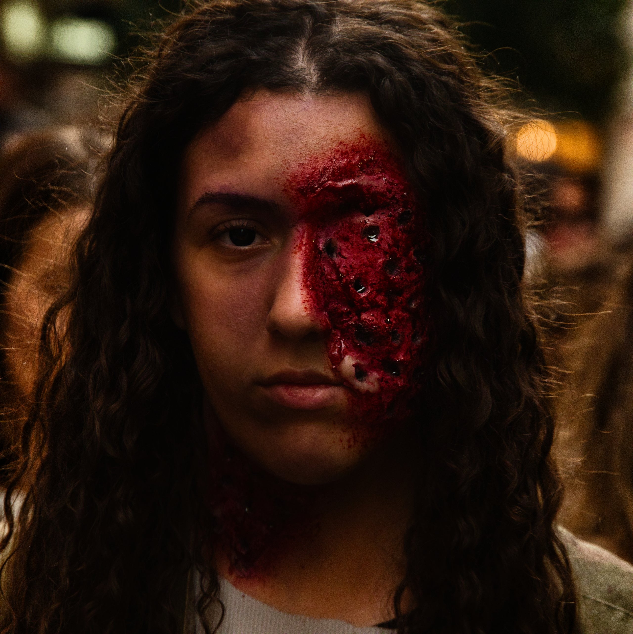 El Cinema Catalunya va acollir aquest dissabte les 12h Fantàstiques, una marató de pel·lícules barreja de ciència ficció i terror. I, un cop més, els estudiants de l'Institut de Terrassa van tornar a ser els encarregats de posar-hi l’ambientació, amb les seves disfresses, maquillatge i performance. A més, la jornada va ser especial gràcies a la presència del director terrassenc Albert Pintó que va oferir un col·loqui amb motiu de la projecció de la seva pel·lícula, “Malasaña 32”