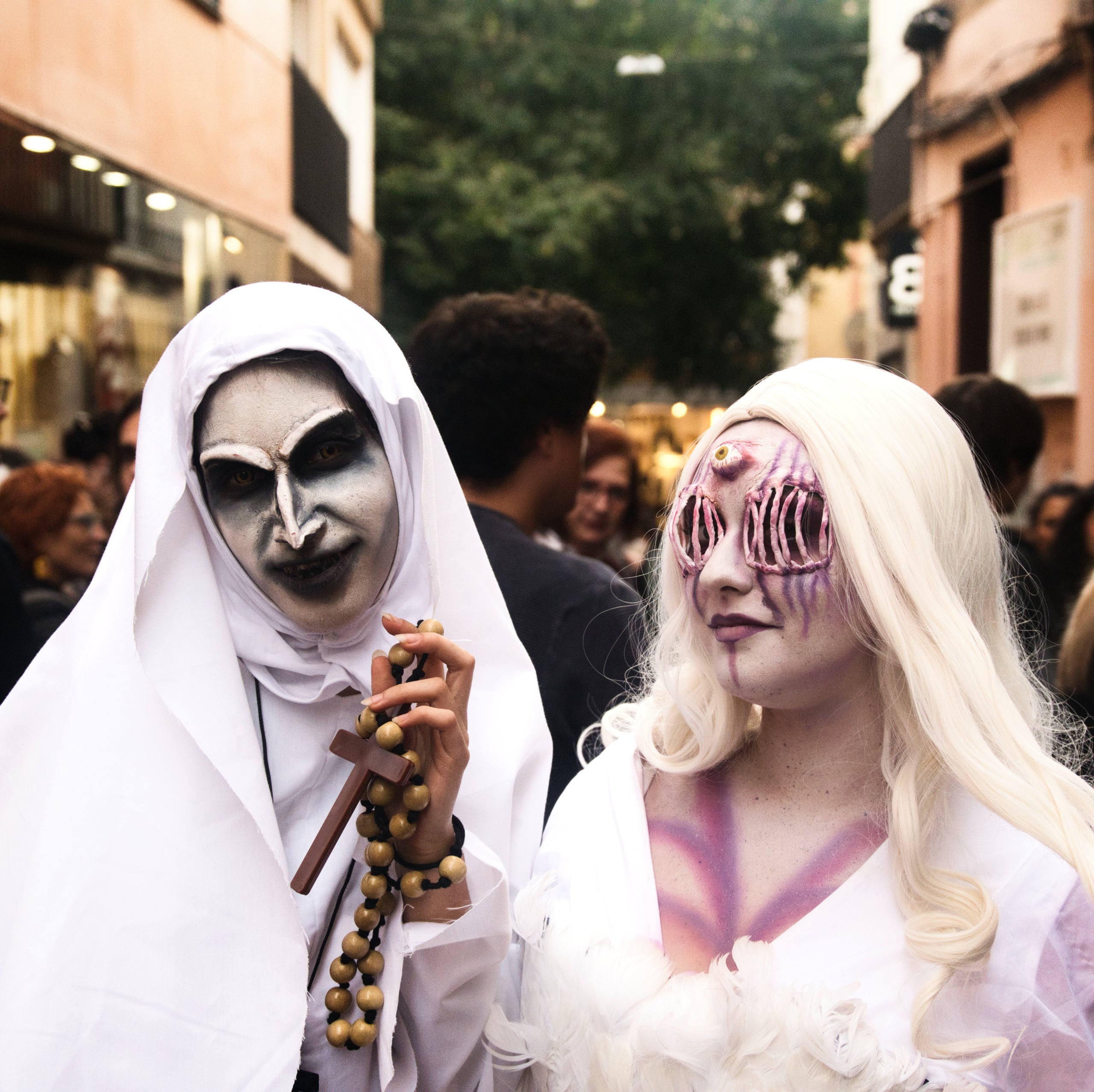 El Cinema Catalunya va acollir aquest dissabte les 12h Fantàstiques, una marató de pel·lícules barreja de ciència ficció i terror. I, un cop més, els estudiants de l'Institut de Terrassa van tornar a ser els encarregats de posar-hi l’ambientació, amb les seves disfresses, maquillatge i performance. A més, la jornada va ser especial gràcies a la presència del director terrassenc Albert Pintó que va oferir un col·loqui amb motiu de la projecció de la seva pel·lícula, “Malasaña 32”