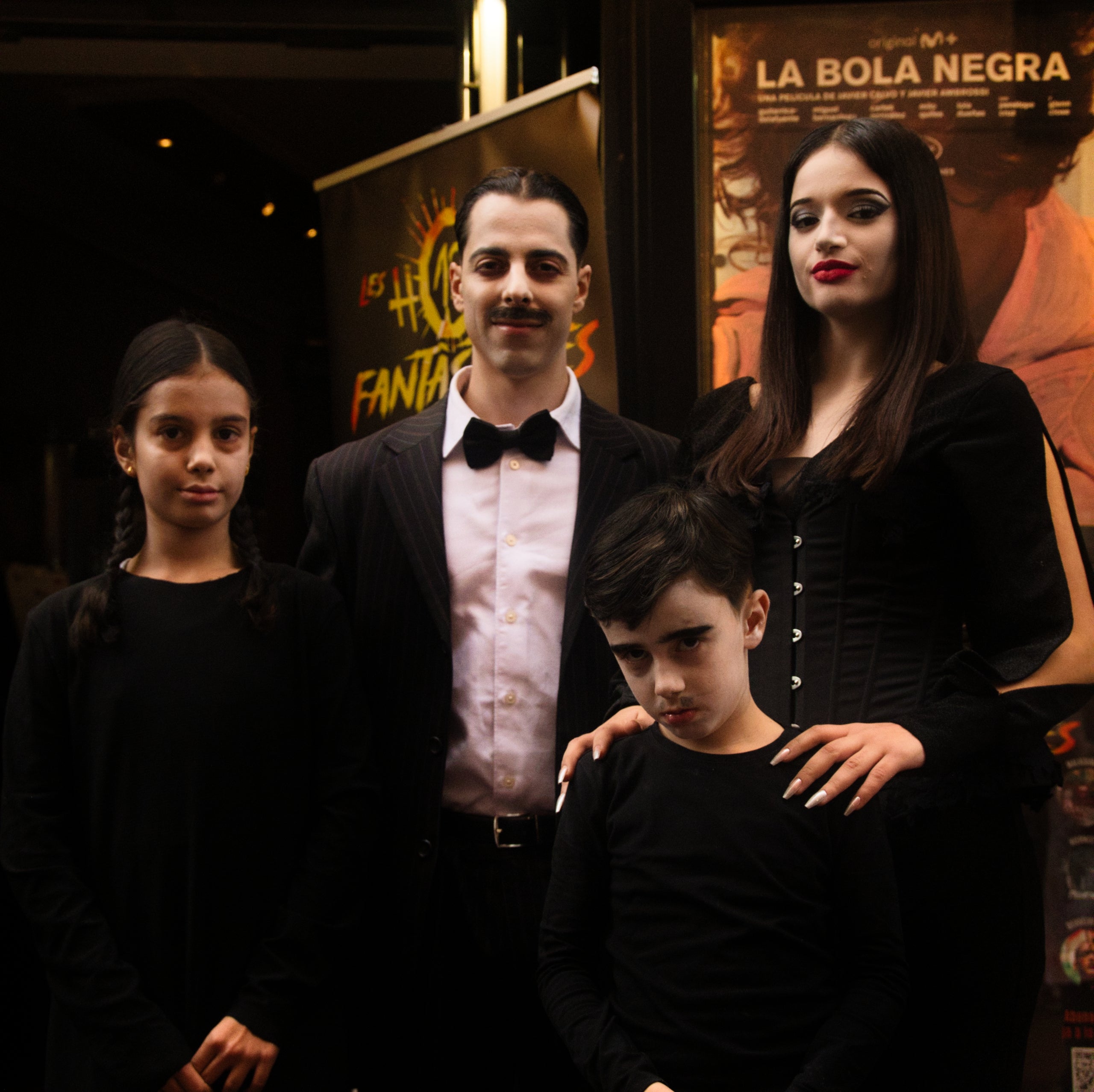 El Cinema Catalunya va acollir aquest dissabte les 12h Fantàstiques, una marató de pel·lícules barreja de ciència ficció i terror. I, un cop més, els estudiants de l'Institut de Terrassa van tornar a ser els encarregats de posar-hi l’ambientació, amb les seves disfresses, maquillatge i performance. A més, la jornada va ser especial gràcies a la presència del director terrassenc Albert Pintó que va oferir un col·loqui amb motiu de la projecció de la seva pel·lícula, “Malasaña 32”